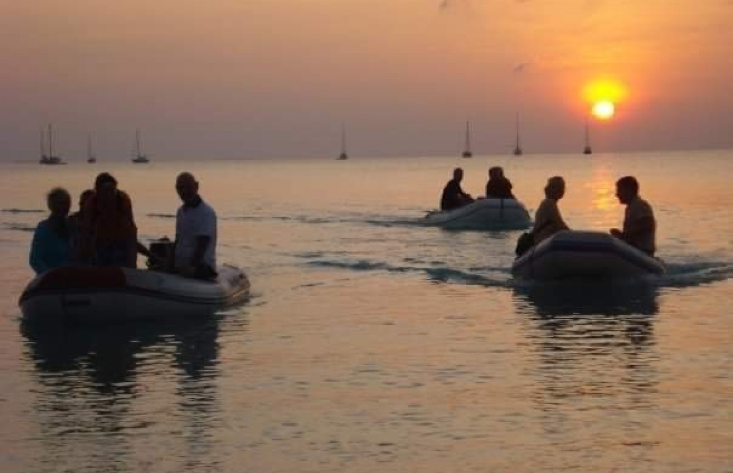 އުލިގަމަށް ގިނައިން ޔޮޓް އައި ދުވަސްވަރު ޔޮޓުތަކުގެ ޓޫރިސްޓުން އެރަށަށް ޑިންގީ ތަކުގައި ފައިބަނީ. - ފޮޓޯ: އުލިގަން ކައުންސިލް