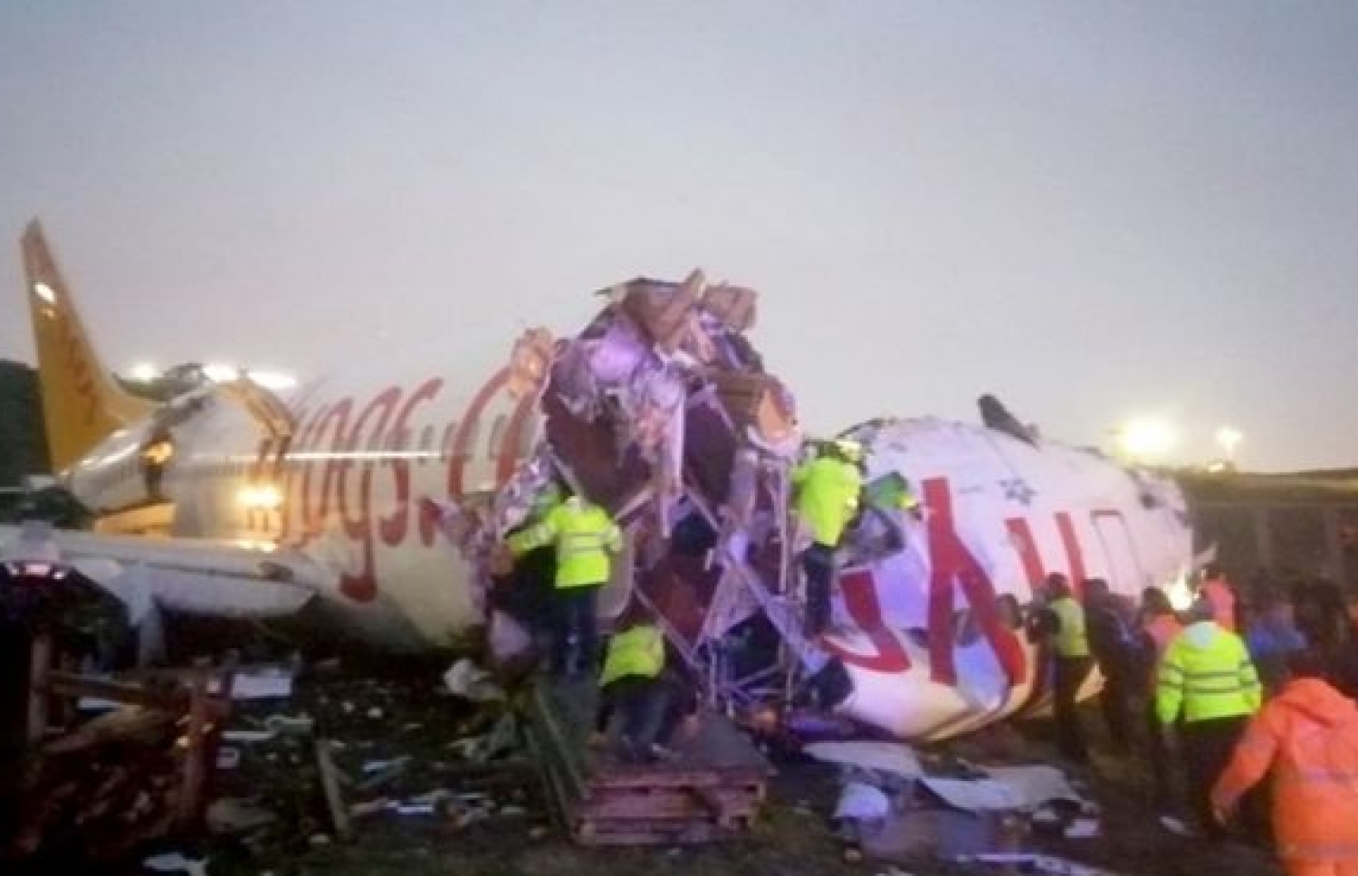 އިސްތަންބޫލް އެއާޕޯޓުގައި ޖެއްސި ބޯޓު ތިން ބުރިވެފައި. --ފޮޓޯ:އޭއެފްޕީ