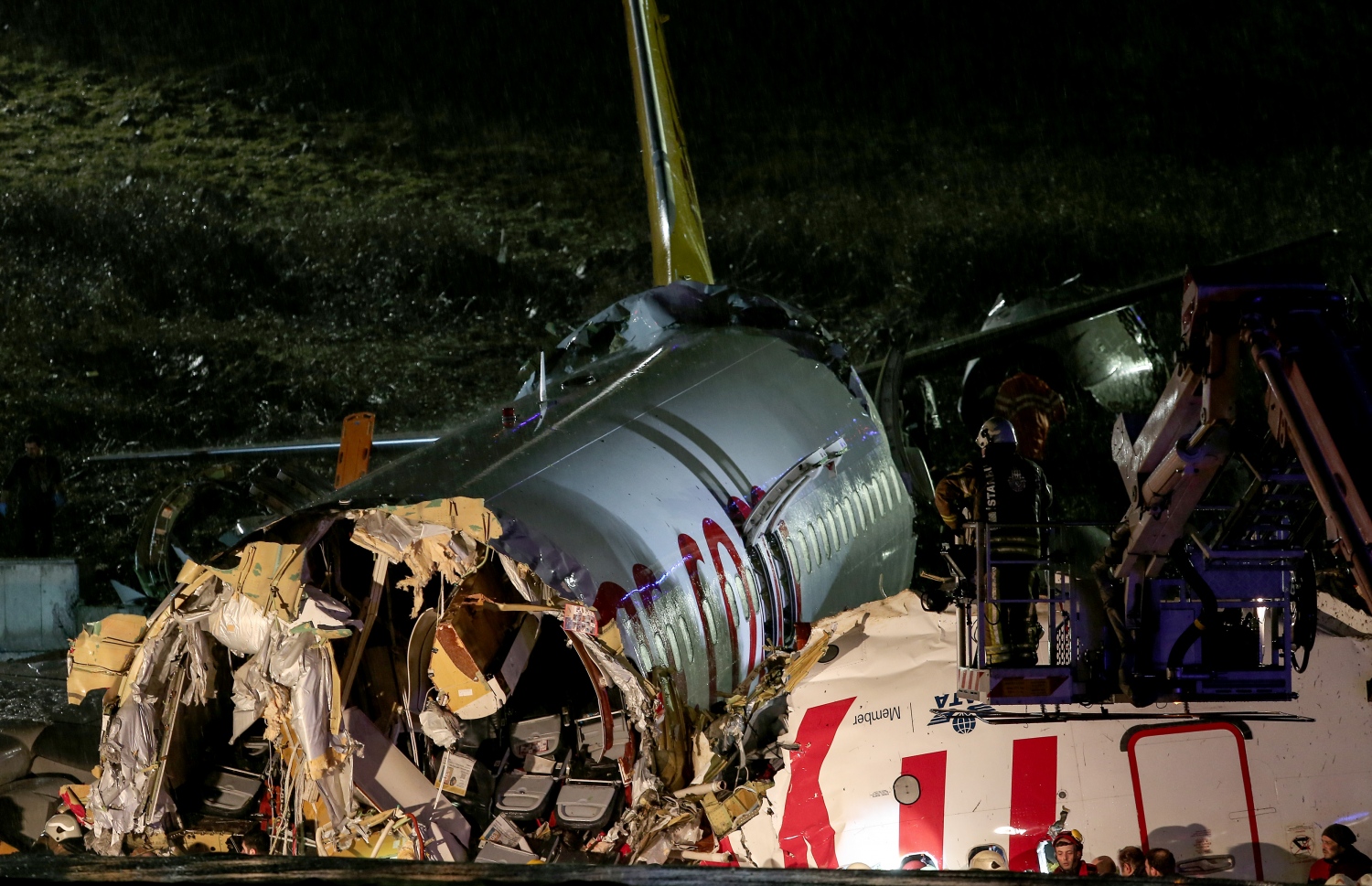 އިސްތަންބޫލް އެއާޕޯޓުގައި ޖެއްސި ބޯޓު ތިން ބުރިވެފައި. --ފޮޓޯ:އޭއެފްޕީ