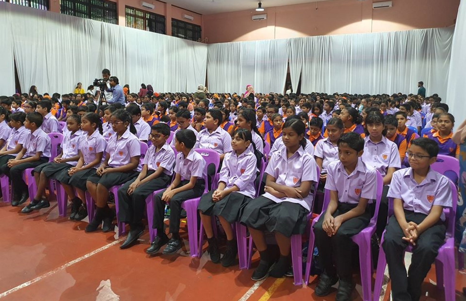 ގިޔާސުއްދީން އިންޓަނޭޝަނަލް ސްކޫލުގެ ދަރިވަރުން ރަސްމިއްޔާތެއްގައި: ސްކޫލްތައް ފަށާއިރު ގައިދުރުކުމުގެ ގިނަ ފިޔަވަޅުތަކެއް އަޅަން ޖެހޭނެ