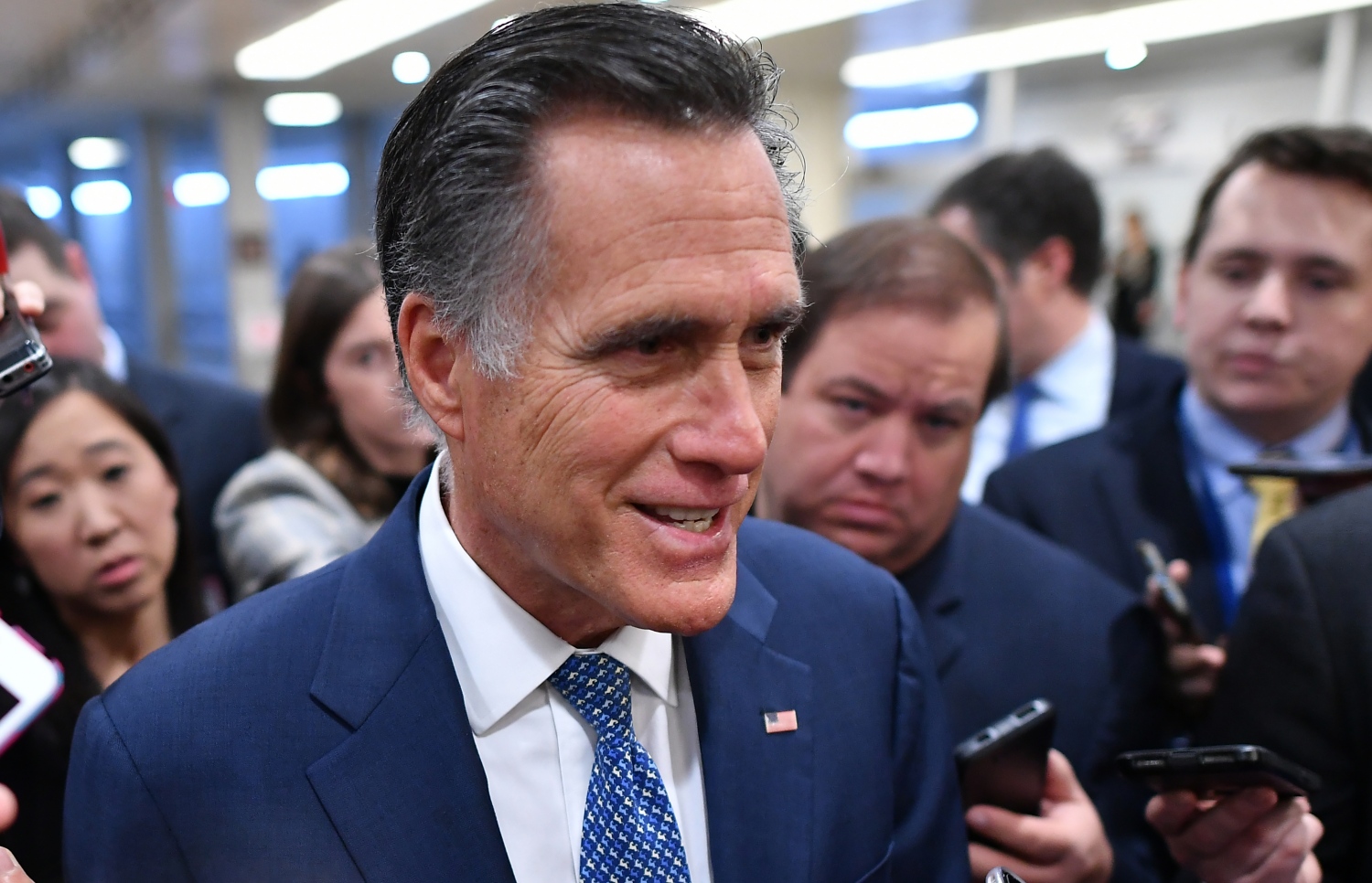 ސެނެޓާ މިޓް ރޮމްނީ ރޭ ނޫސްވެރިންނާ ވާހަކަ ދައްކަވަނީ. --ފޮޓޯ:އޭއެފްޕީ