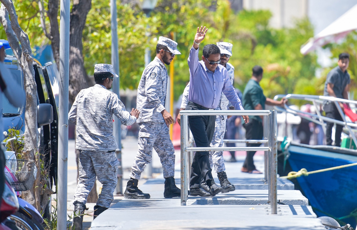 ހައި ކޯޓުގައި މިއަދު އޮތް ޝަރީއަތަށް ފަހު، ޔާމީން އަނބުރާ ދޫނިދު އަށް ގެންދަނީ.---ފޮޓޯ: އަހުމަދު އައުޝަން/މިހާރު