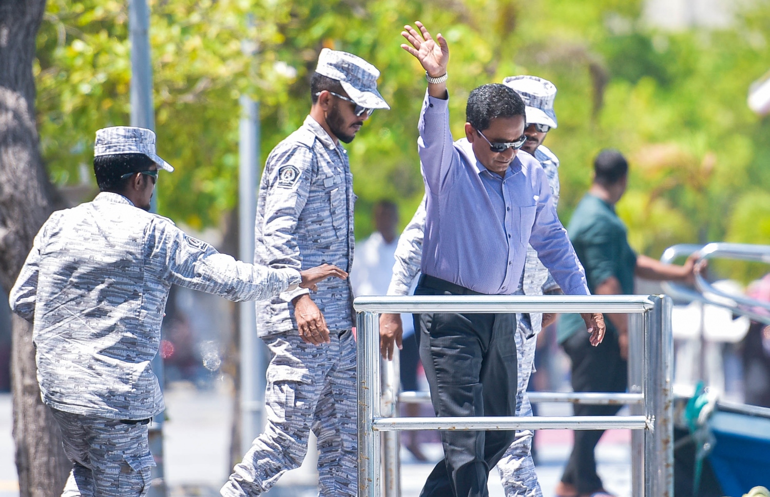 ކުރީގެ ރައީސް ޔާމީން: އެމަނިކުފާނަށް ފަސް އަހަރުގެ ޖަލު ހުކުމެއް އިއްވީ މަނީ ލޯންޑްރިންގެ ކުށުގެ ދައުވާ ސާބިތުވުން: އެކަމަކު އެއީ ސިޔާސީ ނުފޫޒުން ކުރި ހުކުމެއް ކަމަށް އިދިކޮޅުން ތުހުމަތު ކުރޭ.