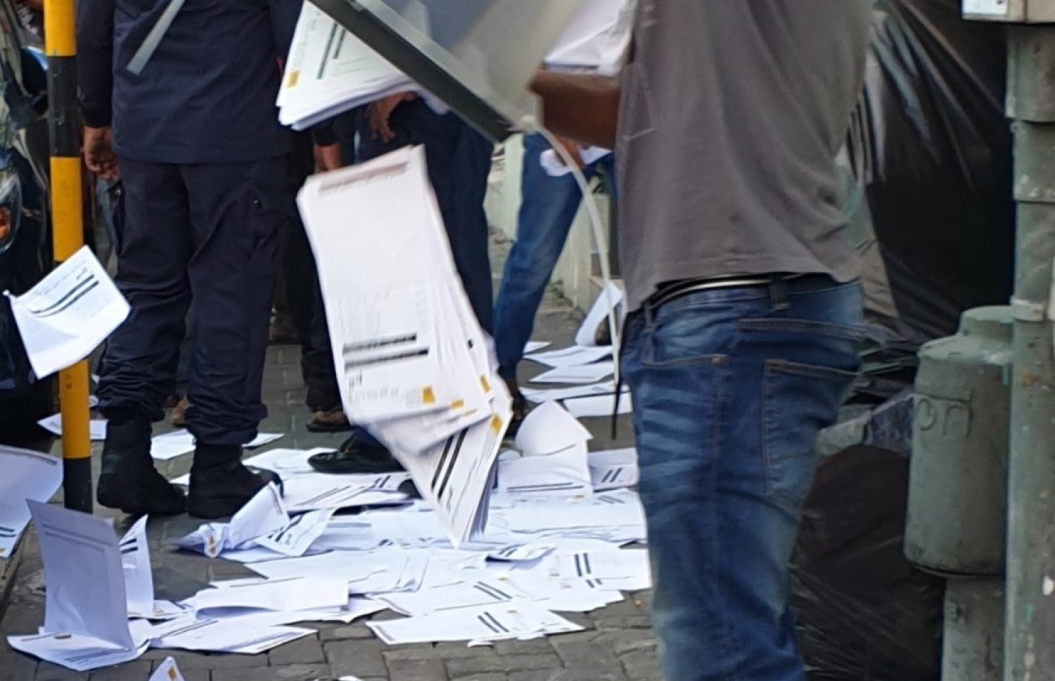 ވޯޓު ފޮށި އެމްޑީޕީގެ އޮފީހުން ނެރުމަށް ފަހު މަގުމައްޗަށް ވޯޓު ކަރުދާސްތައް އަޅާލަނީ. --ފޮޓޯ/ސޯޝަލްމީޑިއާ