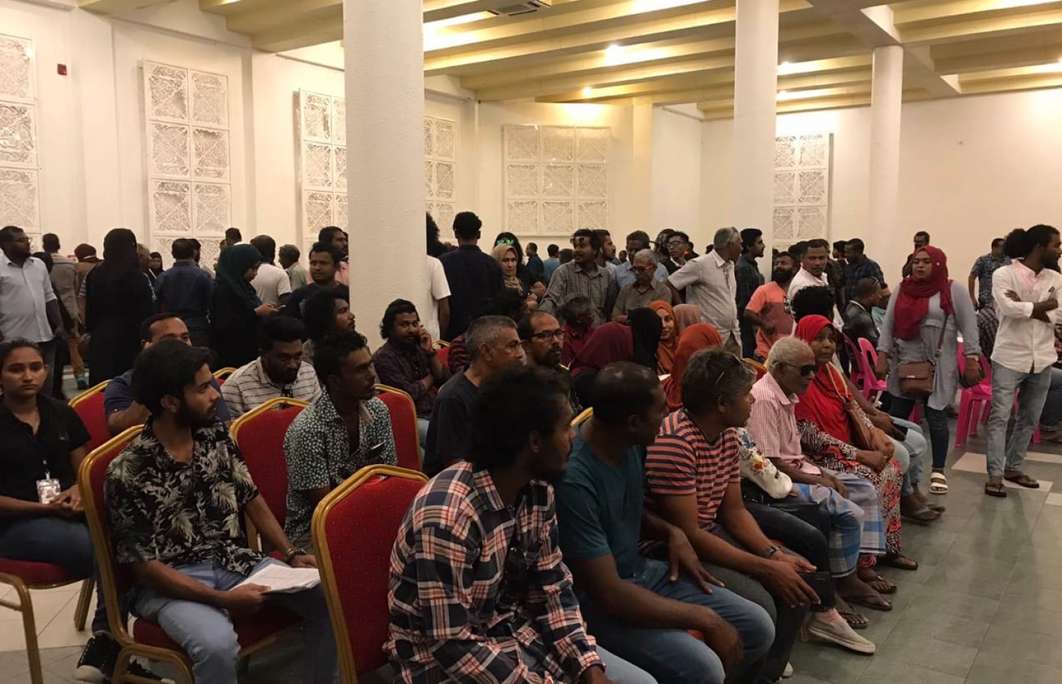 ޕީޕީއެމްގެ ޕްރައިމަރީގެ ވޯޓުލުމަށް މާލޭގެ ދަރުބާރުގެ އަށް ގޮސްފައި ތިބި ބަޔަކު އިށީނދެލައިގެން.---ފޮޓޯ: ޕީޕީއެމް