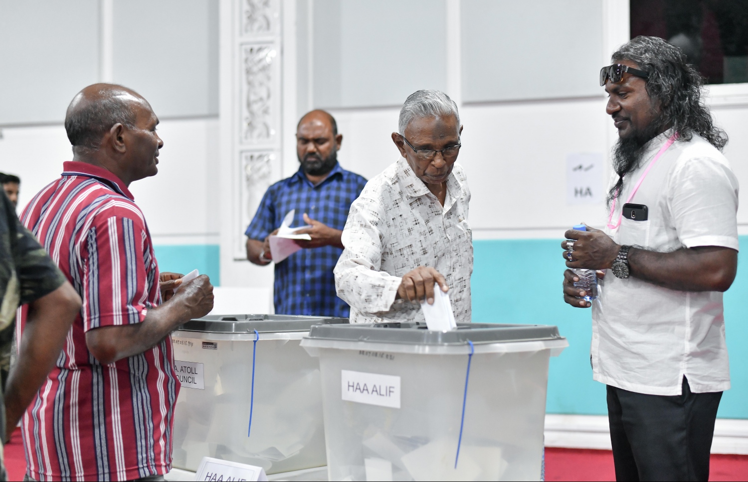 މާލެ: ފެބުރުއަރީ 7، 2020: އަންނަ އޭޕްރީލް މަހު ބާއްްވާ ލޯކަލް ކައުންސިލްތަކުގެ އިންތިހާބުގައި ޕީޕީއެމްގެ ފަރާތުން ވާދަކުރާނެ ކެންޑިޑޭޓުން ކަނޑައެޅުމަށް ބާއްވާ ޕްރައިމަރީގައި ދަރުބާރުގޭގައި ވޯޓުލުން ކުރިއަށް ދަނީ. -- ފޮޓޯ:ނިޝާން އަލީ/މިހާރު