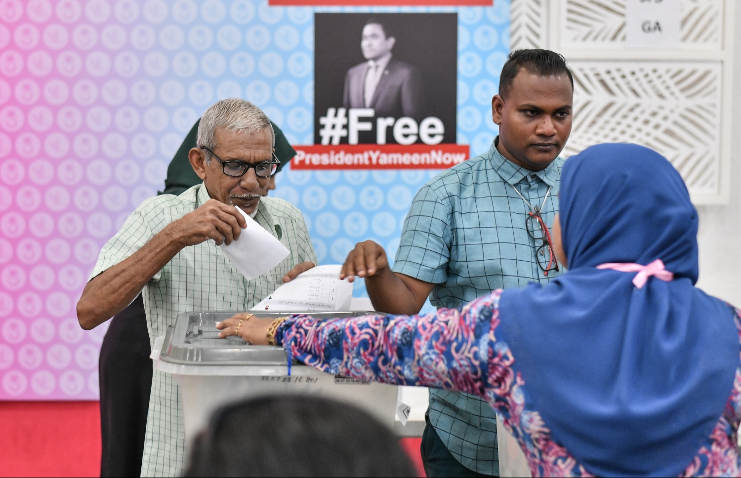 މާލެ: ފެބުރުއަރީ 7، 2020: އަންނަ އޭޕްރީލް މަހު ބާއްްވާ ލޯކަލް ކައުންސިލްތަކުގެ އިންތިހާބުގައި ޕީޕީއެމްގެ ފަރާތުން ވާދަކުރާނެ ކެންޑިޑޭޓުން ކަނޑައެޅުމަށް ބާއްވާ ޕްރައިމަރީގައި ދަރުބާރުގޭގައި ވޯޓުލުން ކުރިއަށް ދަނީ. -- ފޮޓޯ:ނިޝާން އަލީ/މިހާރު