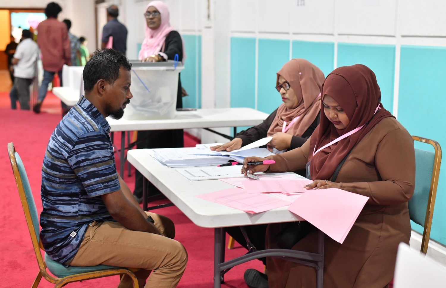 މާލެ: ފެބުރުއަރީ 7، 2020: އަންނަ އޭޕްރީލް މަހު ބާއްްވާ ލޯކަލް ކައުންސިލްތަކުގެ އިންތިހާބުގައި ޕީޕީއެމްގެ ފަރާތުން ވާދަކުރާނެ ކެންޑިޑޭޓުން ކަނޑައެޅުމަށް ބާއްވާ ޕްރައިމަރީގައި ދަރުބާރުގޭގައި ވޯޓުލުން ކުރިއަށް ދަނީ. -- ފޮޓޯ:ނިޝާން އަލީ/މިހާރު