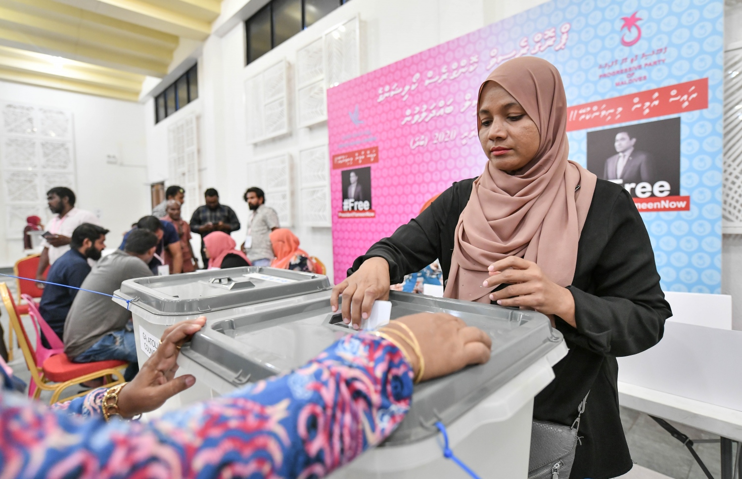 މާލެ: ފެބުރުއަރީ 7، 2020: އަންނަ އޭޕްރީލް މަހު ބާއްްވާ ލޯކަލް ކައުންސިލްތަކުގެ އިންތިހާބުގައި ޕީޕީއެމްގެ ފަރާތުން ވާދަކުރާނެ ކެންޑިޑޭޓުން ކަނޑައެޅުމަށް ބާއްވާ ޕްރައިމަރީގައި ދަރުބާރުގޭގައި ވޯޓުލުން ކުރިއަށް ދަނީ. -- ފޮޓޯ:ނިޝާން އަލީ/މިހާރު