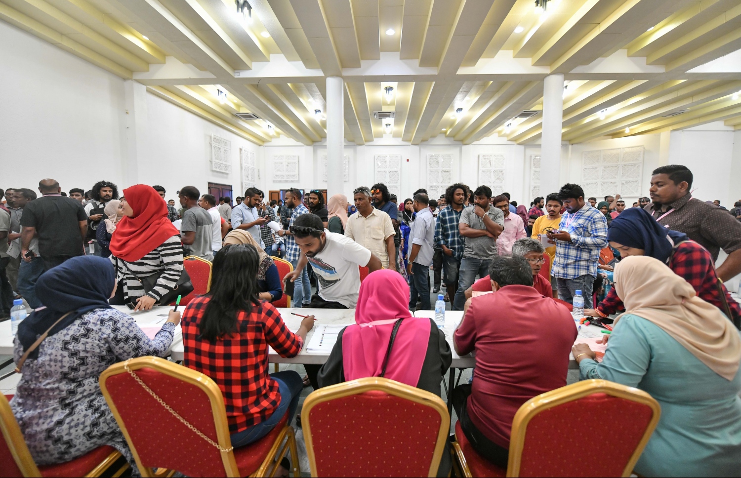 މާލެ: ފެބުރުއަރީ 7، 2020: އަންނަ އޭޕްރީލް މަހު ބާއްްވާ ލޯކަލް ކައުންސިލްތަކުގެ އިންތިހާބުގައި ޕީޕީއެމްގެ ފަރާތުން ވާދަކުރާނެ ކެންޑިޑޭޓުން ކަނޑައެޅުމަށް ބާއްވާ ޕްރައިމަރީގައި ދަރުބާރުގޭގައި ވޯޓުލުން ކުރިއަށް ދަނީ. -- ފޮޓޯ:ނިޝާން އަލީ/މިހާރު