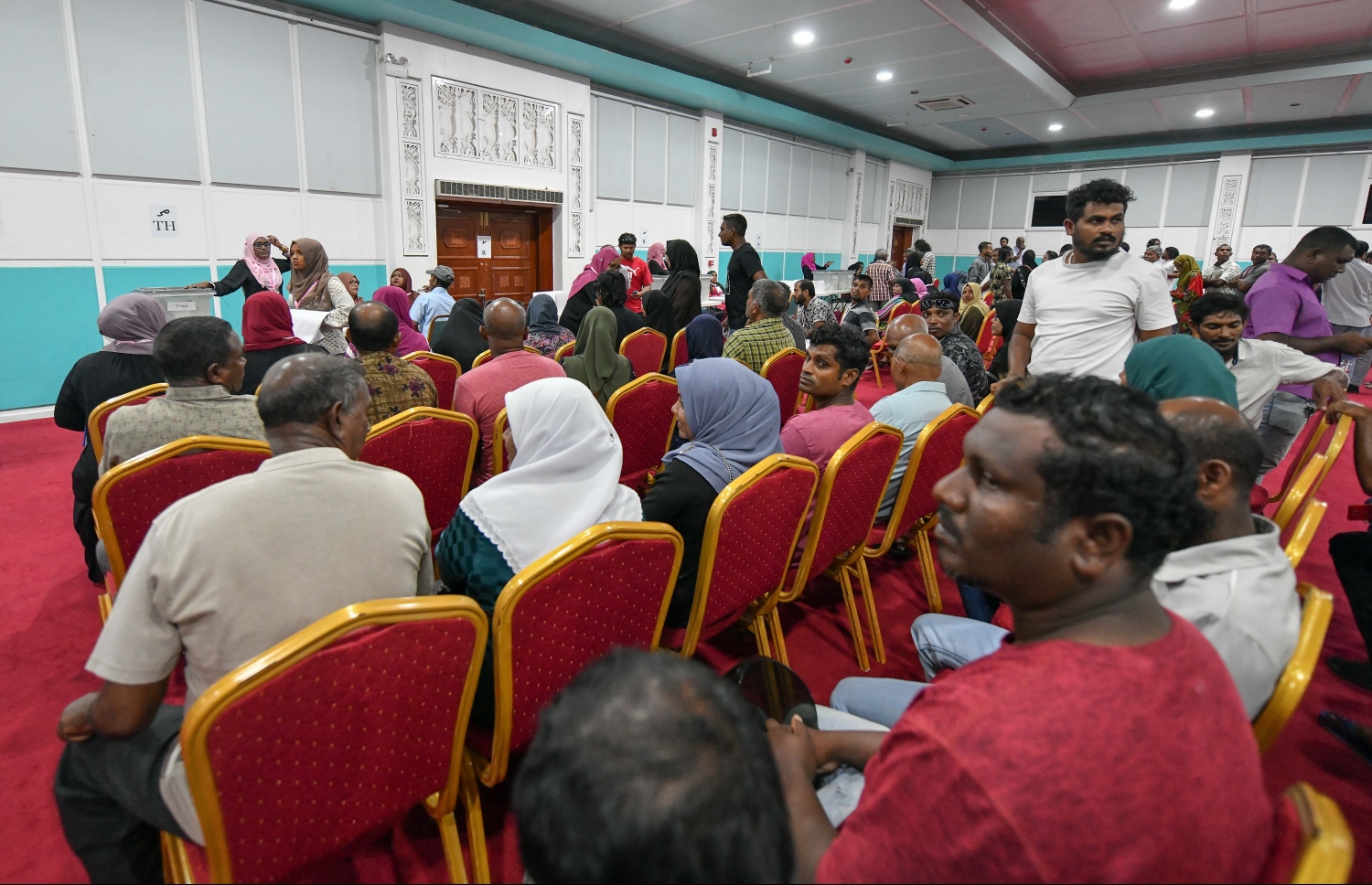 މާލެ: ފެބުރުއަރީ 7، 2020: އަންނަ އޭޕްރީލް މަހު ބާއްްވާ ލޯކަލް ކައުންސިލްތަކުގެ އިންތިހާބުގައި ޕީޕީއެމްގެ ފަރާތުން ވާދަކުރާނެ ކެންޑިޑޭޓުން ކަނޑައެޅުމަށް ބާއްވާ ޕްރައިމަރީގައި ވޯޓުލުމަށް ދަރުބާރުގެ އަށް މީހުން ޖަމާވެފައި. -- ފޮޓޯ:ނިޝާން އަލީ/މިހާރު