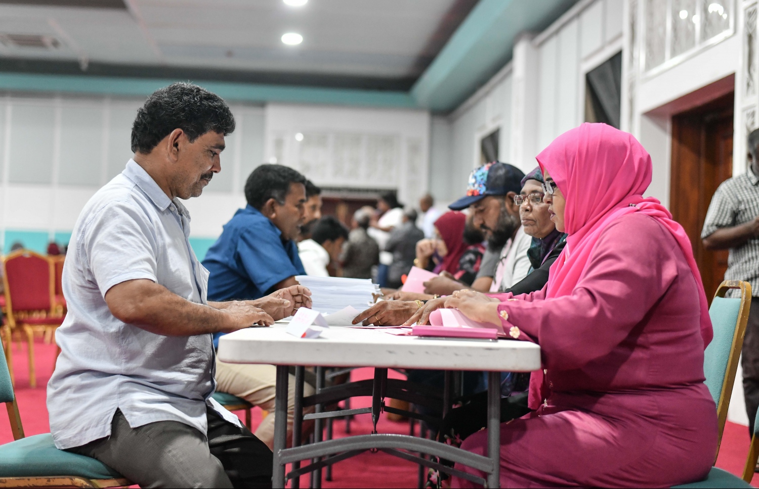 މާލެ: ފެބުރުއަރީ 7، 2020: އަންނަ އޭޕްރީލް މަހު ބާއްްވާ ލޯކަލް ކައުންސިލްތަކުގެ އިންތިހާބުގައި ޕީޕީއެމްގެ ފަރާތުން ވާދަކުރާނެ ކެންޑިޑޭޓުން ކަނޑައެޅުމަށް ބާއްވާ ޕްރައިމަރީގައި ދަރުބާރުގޭގައި ވޯޓުލުން ކުރިއަށް ދަނީ. -- ފޮޓޯ:ނިޝާން އަލީ/މިހާރު