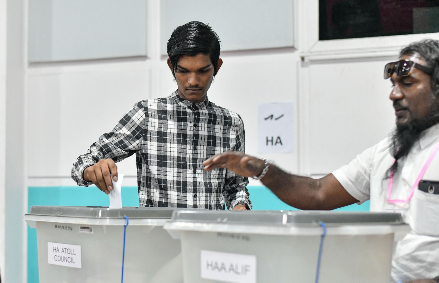 މާލެ: ފެބުރުއަރީ 7، 2020: އަންނަ އޭޕްރީލް މަހު ބާއްްވާ ލޯކަލް ކައުންސިލްތަކުގެ އިންތިހާބުގައި ޕީޕީއެމްގެ ފަރާތުން ވާދަކުރާނެ ކެންޑިޑޭޓުން ކަނޑައެޅުމަށް ބާއްވާ ޕްރައިމަރީގައި ދަރުބާރުގޭގައި ވޯޓުލުން ކުރިއަށް ދަނީ. -- ފޮޓޯ:ނިޝާން އަލީ/މިހާރު