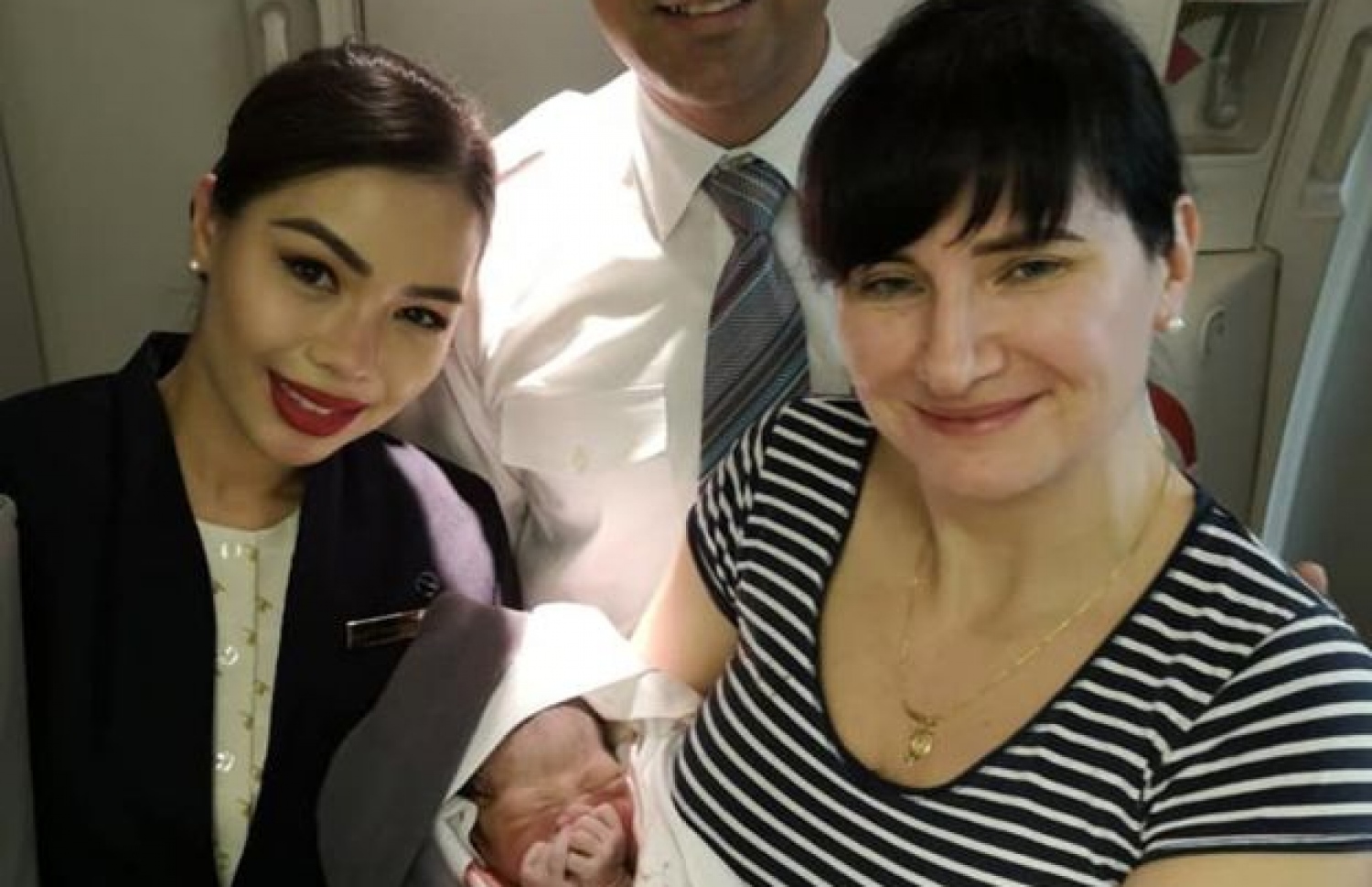 ޑރ. އެލީނާ އާއި ބައެއް ކްރޫން ތުއްތު ކުއްޖާއާ އެކު. --ފޮޓޯ: އެލީނާ ފޭސްބުކް