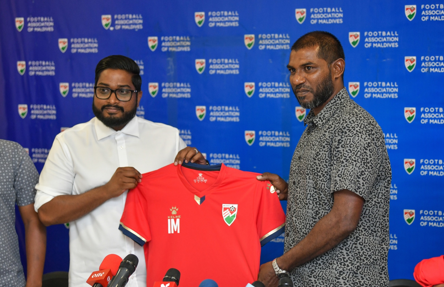 ގައުމީ ކީޕަރުގެ ގޯލްކީޕަރުގެ ކޯޗު އިމްރާން (ކ)އާ އެފްއޭއެމްގެ ރައީސް ބައްސާމް ޖޯޒީ ހަވާލުކުރަނީ. -- ފޮޓޯ: ހުސެއިން ވަހީދު/ މިހާރު