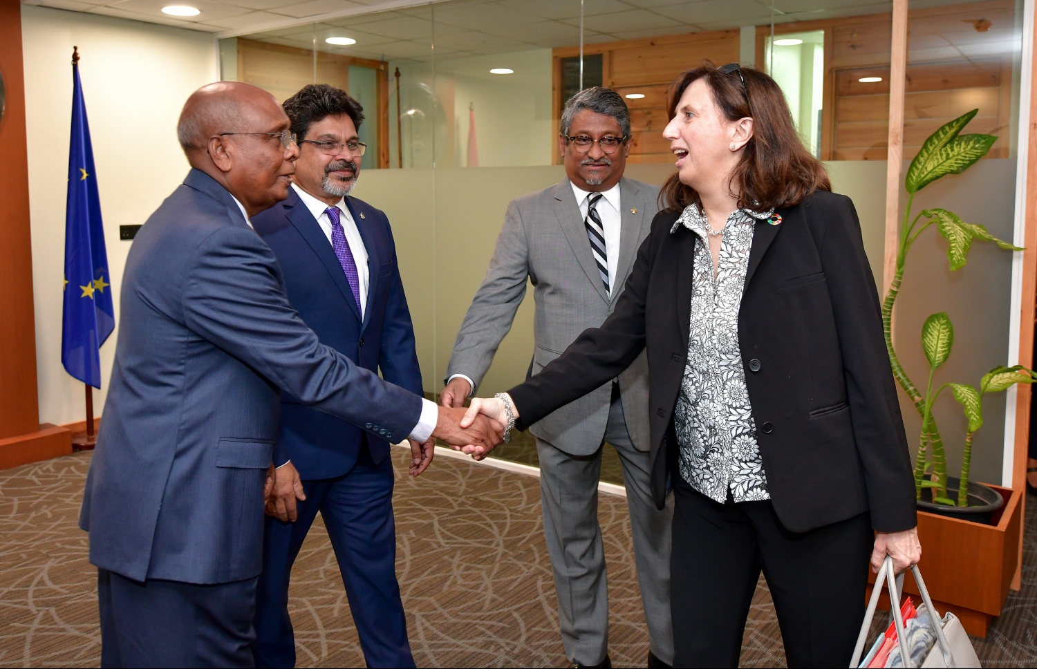 މިހާރު ރާއްޖެ އައިސް އުޅޭ އީޔޫގެ ވަފްދުގެ އިސްވެރިޔާ، ޔޫރަޕިއަން އެކްސްޓާނަލް އެކްޝަން ސާވިސްގެ ޑެޕިއުޓީ މެނޭޖިން ޑިރެކްޓަރު ފޯ އޭޝިއާ އެންޑް ޕެސިފިކް ޕައޯލާ ޕަމްޕަލޯނީ، އެމްބެސެޑާ އެޓް ލާޖް އަހުމަދު ސަލީމްއާ މިއަދު ސަލާމް ކުރައްވަނީ.---ފޮޓޯ: ނިޝާން އަލީ/މިހާރު