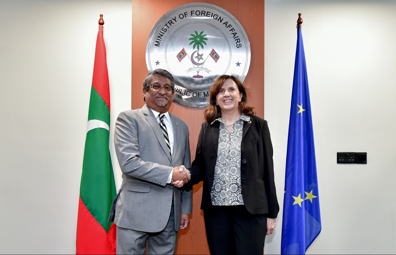 ރާއްޖެ-އީޔޫގެ މިއަދުގެ މަޝްވަރާތަކުގެ ރިޔާސަތު ބެލެހެއްޓެވި، ރާއްޖޭގެ ފޮރިން މިނިސްޓްރީގެ ސްޓޭޓް މިނިސްޓަރު ޚަލީލާއި ޔޫރަޕިއަން އެކްސްޓާނަލް އެކްޝަން ސާވިސްގެ ޑެޕިއުޓީ މެނޭޖިން ޑިރެކްޓަރު ފޯ އޭޝިއާ އެންޑް ޕެސިފިކް ޕައޯލާ ޕަމްޕަލޯނީ، މަޝްވަރާތައް ފެށުމުގެ ކުރިން ސަލާމް ކުރައްވަނީ.---ފޮޓޯ: ނިޝާން އަލީ/މިހާރު