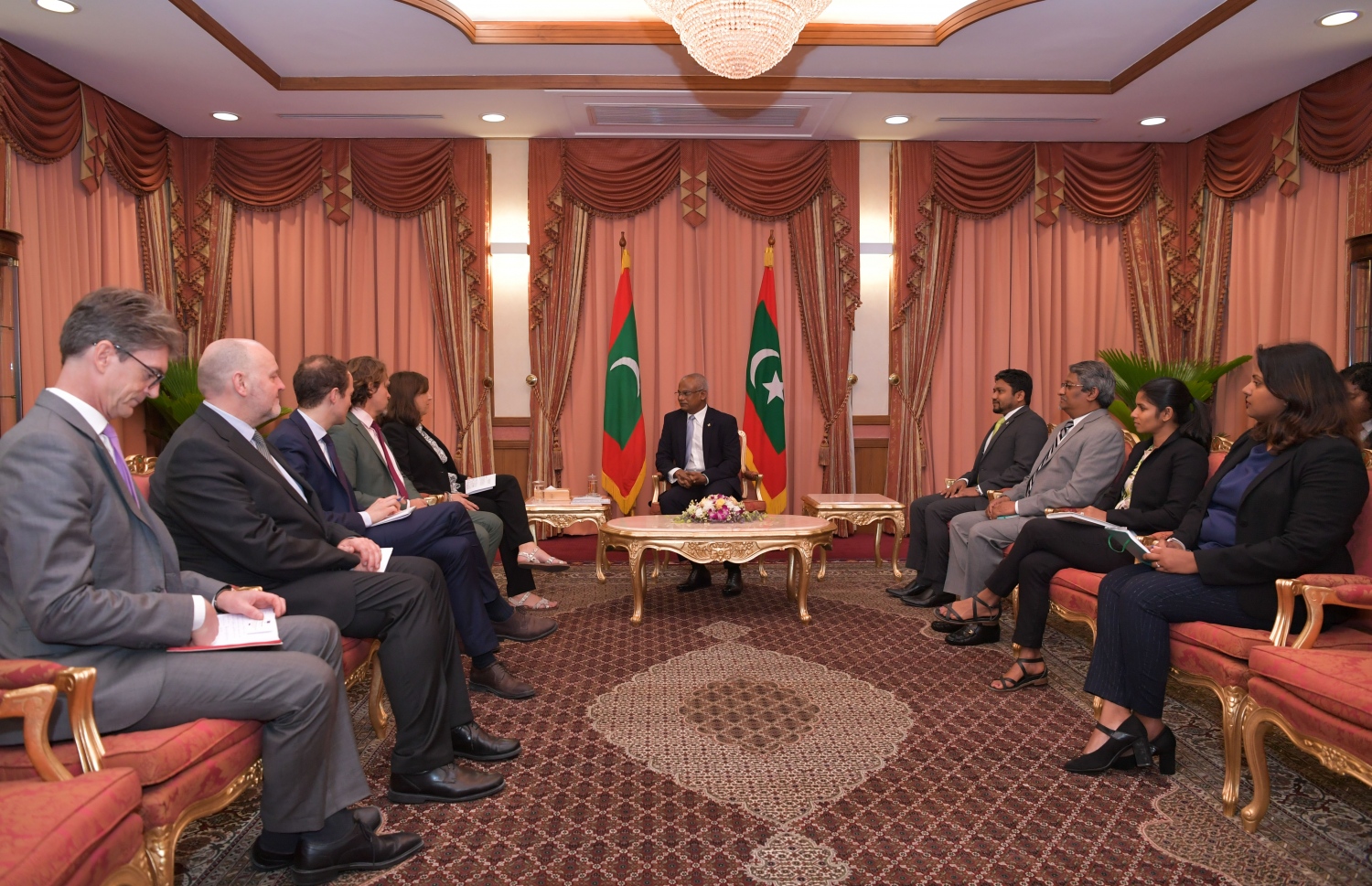 ޔޫރަޕިއަން ޔޫނިއަންގެ ވަފުދުން މިއަދު ރައީސް އިބްރާހީމް މުހައްމަދު ސޯލިހާ ބައްދަލުކުރައްވަނީ. ފޮޓޯ: ރައީސް އޮފީސް