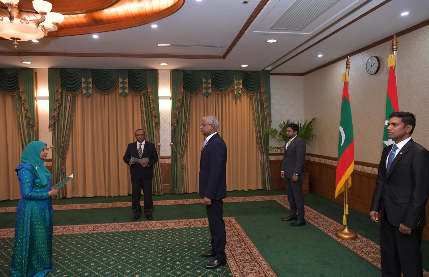 މާލެ: ފެބްރުއަރީ 9، 2020- ޖެންޑާ މިނިސްޓަރަކަށް، މި ސަރުކާރުގައި އަލަށް އައްޔަން ކުރެއްވި އާއިޝަތު މުހައްމަދު ދީދީ، ރައީސް އިބްރާހިމް މުހައްމަދު ސޯލިހުގެ ކުރިފުޅުމަތީގައި މިއަދު މަގާމުގެ ހުވާކުރައްވަނީ: އާއިޝާ ވަނީ ކުރީގެ ރައީސް މައުމޫންގެ ސަރުކާރުގައި 2005-2008 އަށް ވެސް ޖެންޑާ މިނިސްޓަރުކަން ކުރައްވާފައި.---ފޮޓޯ: ރައީސް އޮފީސް