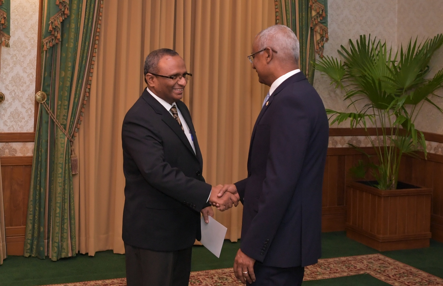 މާލެ: ފެބްރުއަރީ 9، 2020- ޖެންޑާ މިނިސްޓަރަކަށް، މި ސަރުކާރުގައި އަލަށް އައްޔަން ކުރެއްވި އާއިޝަތު މުހައްމަދު ދީދީ އަށް މަގާމުގެ ހުވާލައިދެއްވި، ސުޕްރީމް ކޯޓުގެ ފަނޑިޔާރު ހުސްނުއްސުއޫދާ، ރައީސް އިބްރާހިމް މުހައްމަދު ސޯލިހު މިއަދުގެ ރަސްމިއްޔާތުގައި ސަލާމް ކުރައްވަނީ: ފަނޑިޔާރު ސުއޫދާއި އާ ޖެންޑާ މިނިސްޓަރު އާއިޝާ އަކީ ވެސް އައްޑު އަށް އުފަން ދެބޭފުޅުން.---ފޮޓޯ: ރައީސް އޮފީސް