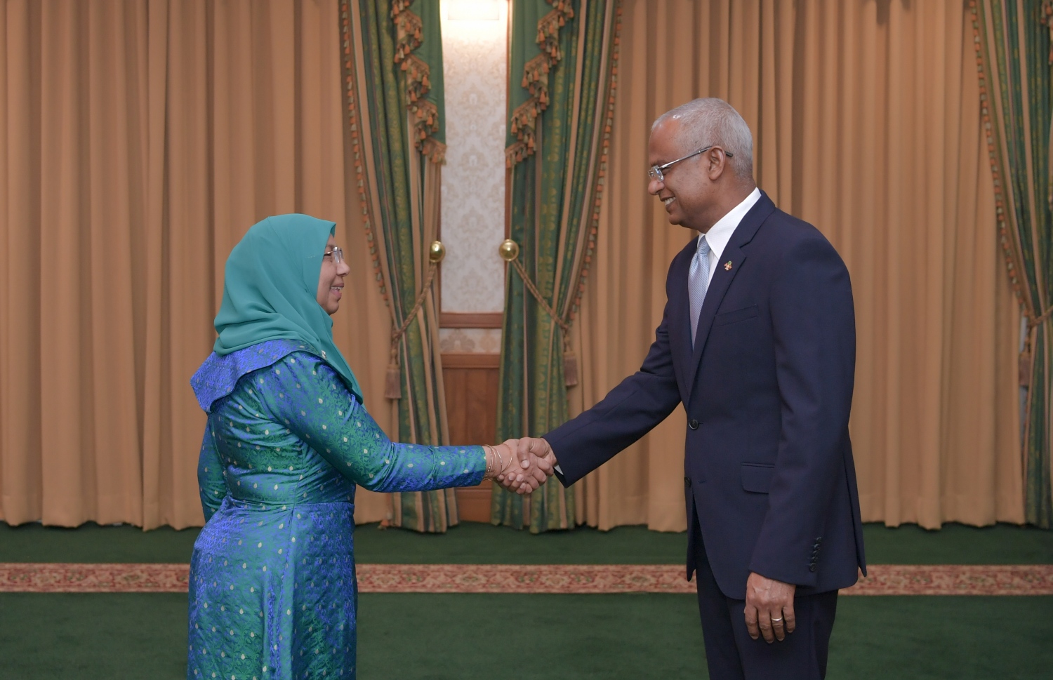 މާލެ: ފެބްރުއަރީ 9، 2020- ޖެންޑާ މިނިސްޓަރަކަށް، މި ސަރުކާރުގައި އަލަށް އައްޔަން ކުރެއްވި އާއިޝަތު މުހައްމަދު ދީދީއާ ރައީސް އިބްރާހިމް މުހައްމަދު ސޯލިހު މިއަދު ސަލާމް ކުރައްވަނީ: އެއީ، ކުރިން ޔުނިސެފްގައި ވެސް މަސައްކަތް ކުރެއްވި، ކުޑަކުދިންގެ ހައްގުތަކާއި ރައްކާތެރިކަމަށް ގިނަގުނަ މަސައްކަތްތަކެއް ކުރެއްވި ކަނބަލެއް.---ފޮޓޯ: ރައީސް އޮފީސް