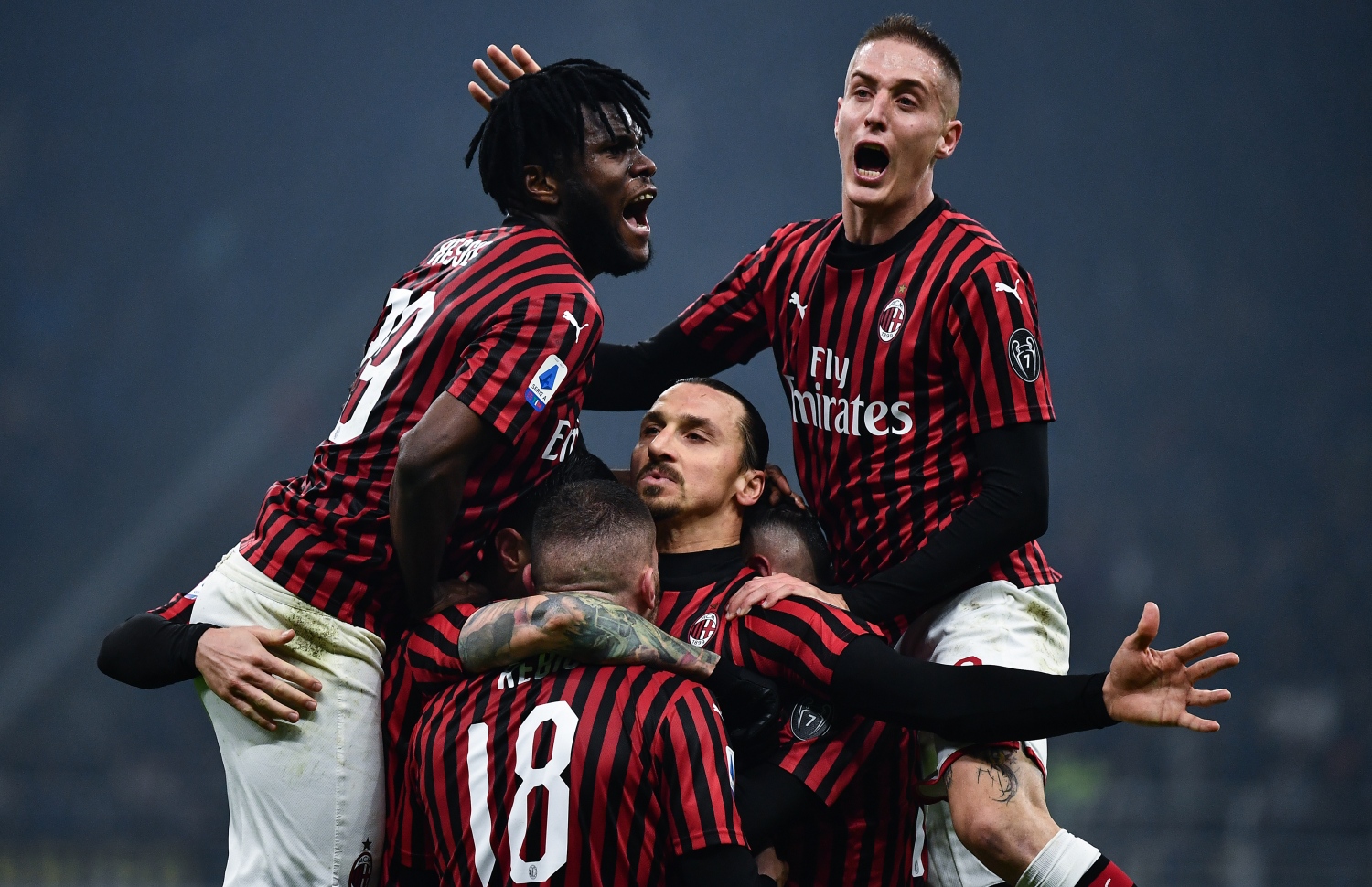 އޭސީ މިލާނުގެ ކުޅުންތެރިން ލަނޑު ޖެހުމަށް ފަހު އުފާފާޅުކުރަނީ. --ފޮޓޯ: އޭއެފްޕީ