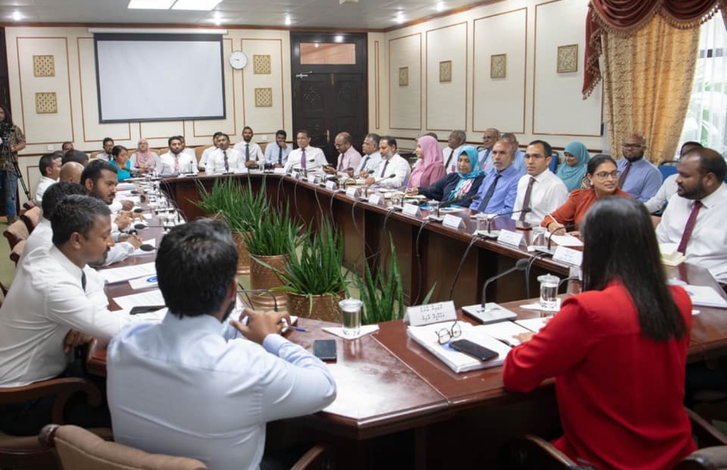 މިނިވަން މުއައްސަސާތަކާ ބެހޭ ކޮމިޓީގައި ވަޒީރުން. --ފޮޓޯ/މަޖިލިސް