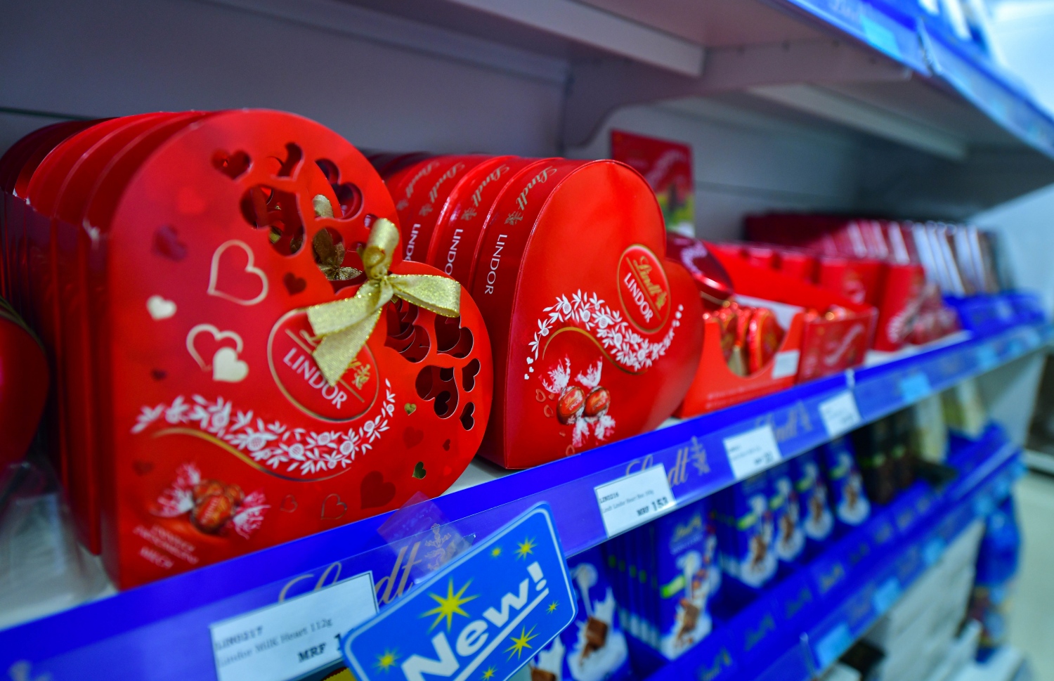 ޔޫރޯ ސްޓޯރުން ލިބެން ހުންނަ ލިންޓް ޗޮކްލެޓް ފޮށިތަކެއް-- ފޮޓޯ: އަހުމަދު އައުޝަން އިލްޔާސް