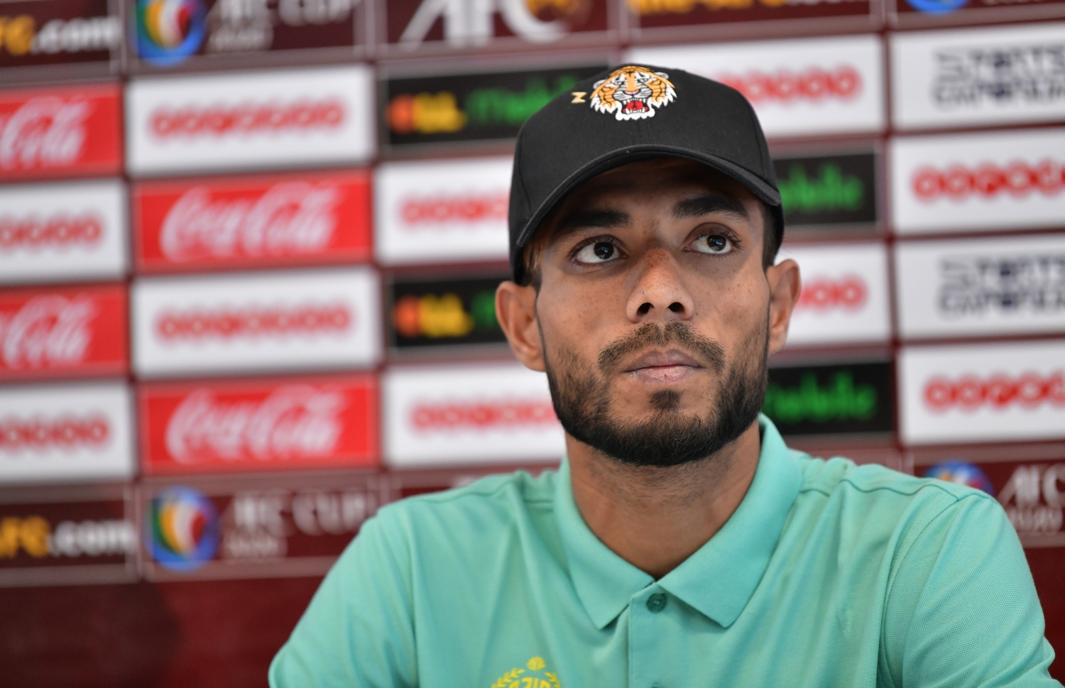 އަބަހާނީގެ ކެޕްޓަން ޖިބޯން ނޫސްވެރިންގެ ސުވާލުތަކަށް ޖަވާބުދެނީ. -- ފޮޓޯ: ހުސެއިން ވަހީދު/ މިހާރު