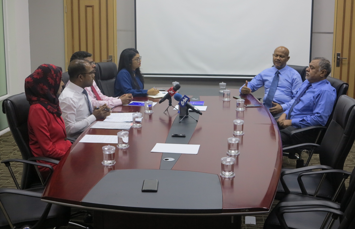 އިންފޮމޭޝަން ކޮމިޝަނަރުގެ އޮފީހުން މިއަދު ކުރިއަށް ގެންދިޔަ އަޑު އެހުމުގައި ކޮމިޝަނަރު ބައިވެރިވެވަޑައިގަންނަވަނީ.