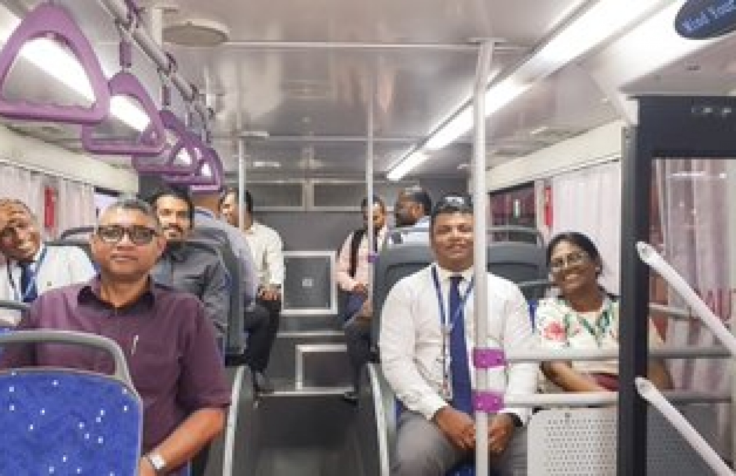 މާލޭގެ ކާނިވާ ސަރަހައްދުން ފެށިގެން މާލެ-ހުޅުމާލޭ އާ ބަސް ރޫޓުގެ ދަތުރުތައް ފެށުމުގެ ގޮތުން މާލޭގެ މޭޔަރު ޝިފާ އާއި އެމްޕީއެލްގެ އެމްޑީ ޝާހިދު އަދި ޓްރާންސްޕޯޓް މިނިސްޓްރީގެ ސްޓޭޓް މިނިސްޓަރު އާދިލް އެހެން ބައެއް އޮފިޝަލުންނާ އެކު، ބަސް ދަތުރެއް ތަޖުރިބާ ކުރައްވަނީ.---ފޮޓޯ: އެމްޕީއެލް