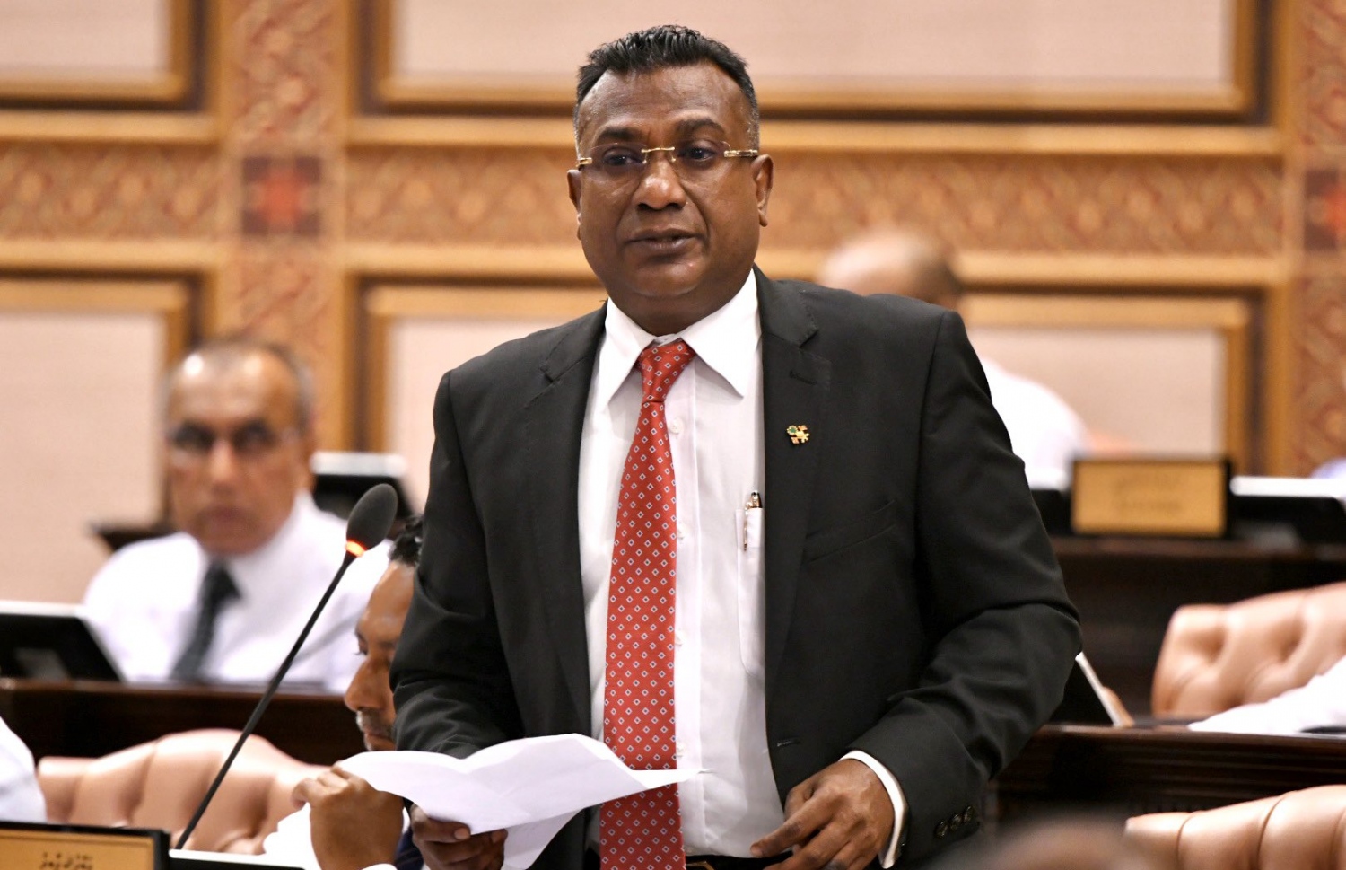 ކާށިދޫ ދާއިރާގެ މެމްބަރު އަބްދުﷲ ޖާބިރު، ފިނޭންސް މިނިސްޓަރު އިބްރާހީމް އަމިރާ ސުވާލުކުރައްވަނީ.