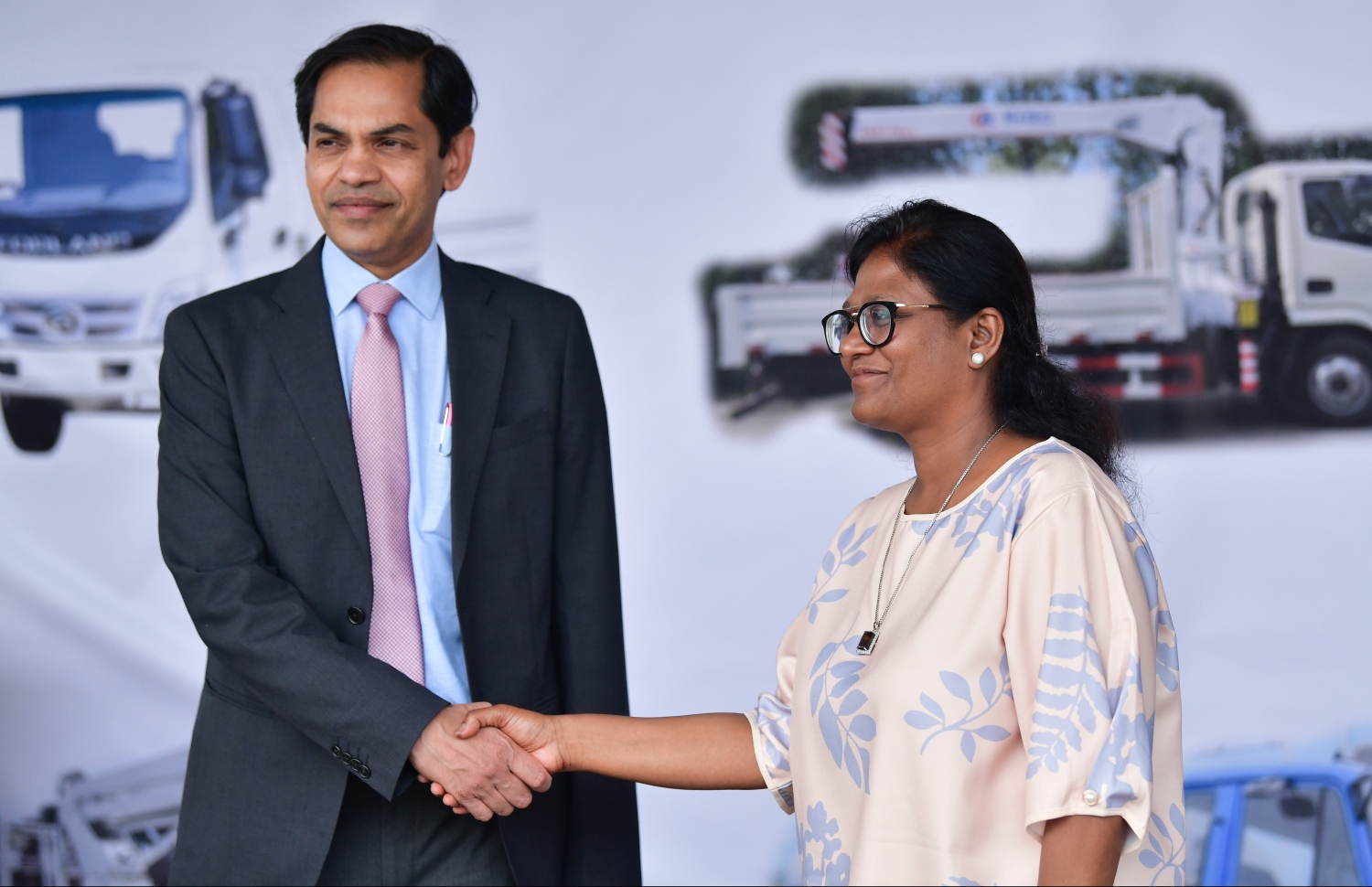 މޭޔަރު ޝިފާ އާއި އިންޑިއާގެ ސަފީރު ސަންޖޭ ސަލާންކުރައްވަނީ -- ފޮޓޯ: ހުސެއިން ވަހީދު/ މިހާރު