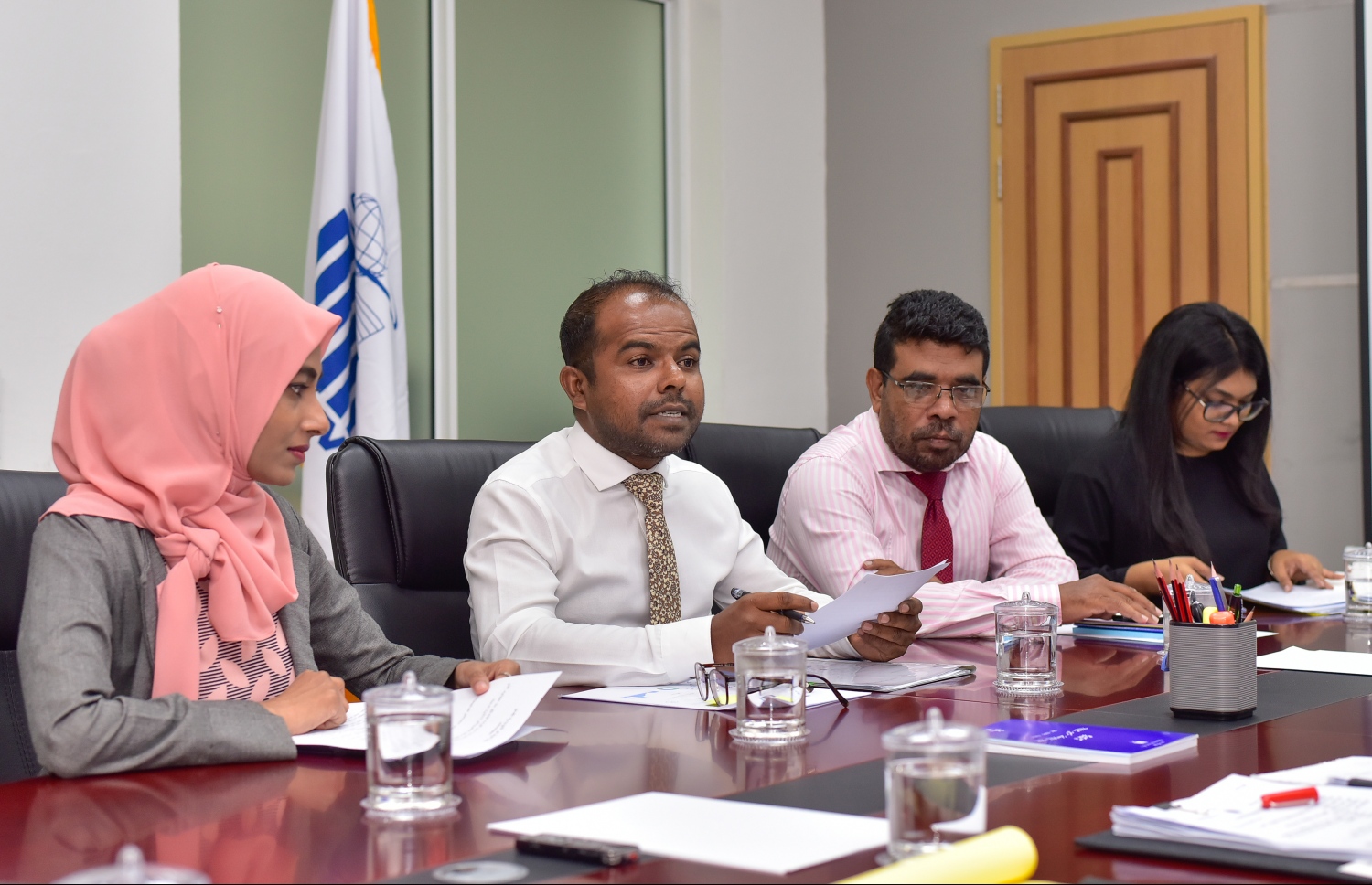 އިންފޮމޭޝަން ކޮމިޝަނަރު ފިޔާޒު (މ) އާއި އެ ކޮމިޝަންގެ ބައެއް ބޭފުޅުން މިއަދުގެ އަޑުއެހުމުގައި ބައިވެރިވެވަޑައިގަންނަވަނީ-- ފޮޓޯ: ނިޝާން އަލީ/ މިހާރު