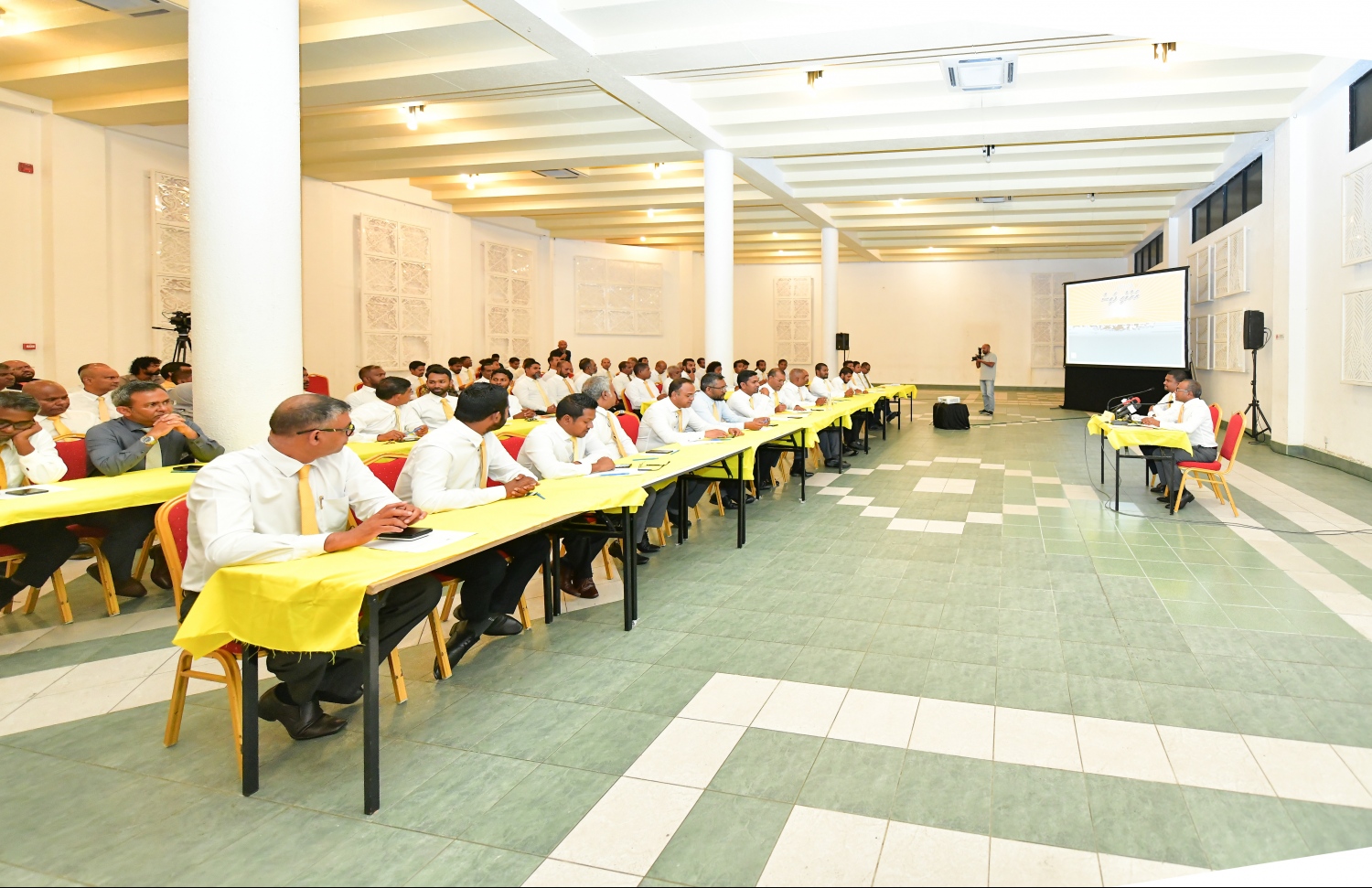 މާލެ: ފެބްރުއަރީ 11، 2020: އެމްޑީޕީގެ ގައުމީ މަޖިލީހުން ދަރުބާރުގޭގައި ބޭއްވި ޖަލްސާގެ ތެރެއިން.-- ފޮޓޯތައް: ހުސެން ވަހީދު/ މިހާރު