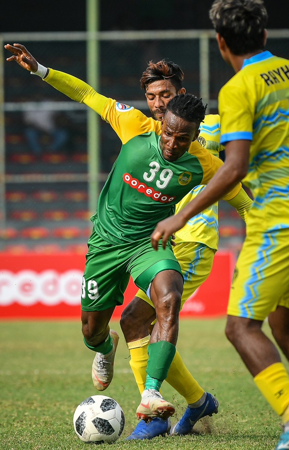 މާލެ- ފެބުރުއަރީ 12، 2020: އޭއެފްސީ ކަޕުގެ ޕްރިލިމިނަރީ ބުރުގެ ދެ ވަނަ ލެގުގައި މިއަދު މާލޭގައި މާޒިޔާ އާއި ބަންގްލަދޭޝްގެ ޑާކާ އަބަހާނީ ބައްދަލުކުރި މެޗުގެ ތެރެއިން--. ފޮޓޯ:ނިޝާން އަލީ/މިހާރު