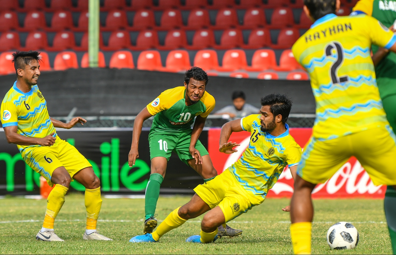 މާލެ- ފެބުރުއަރީ 12، 2020: އޭއެފްސީ ކަޕުގެ ޕްރިލިމިނަރީ ބުރުގެ ދެ ވަނަ ލެގުގައި މިއަދު މާލޭގައި މާޒިޔާ އާއި ބަންގްލަދޭޝްގެ ޑާކާ އަބަހާނީ ބައްދަލުކުރި މެޗުގެ ތެރެއިން--. ފޮޓޯ:ނިޝާން އަލީ/މިހާރު