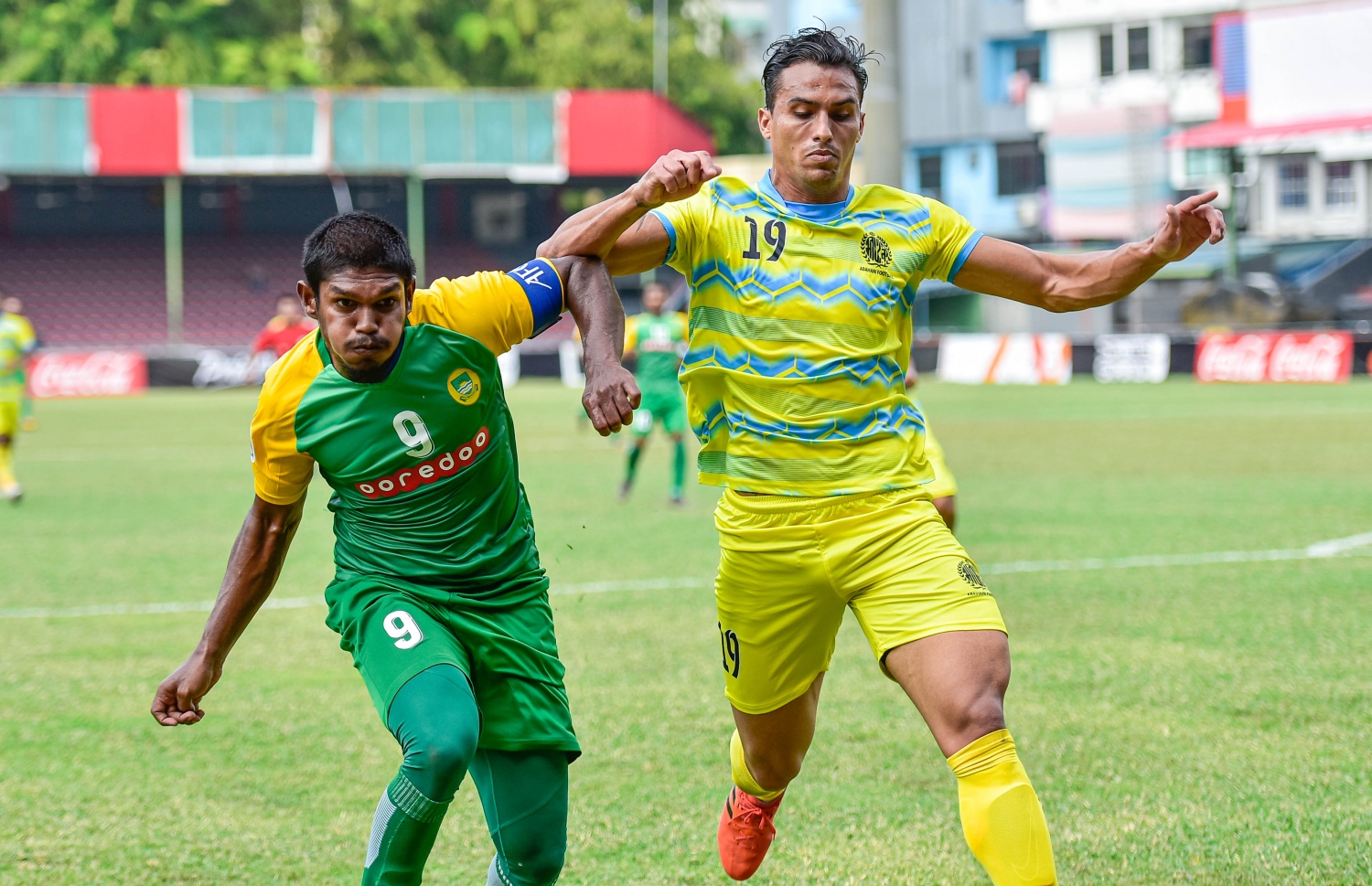 އޭއެފްސީ ކަޕްގެ ޕްރިލިމިނަރީ ބުރުގައި ބަންގްލަދޭޝްގެ ޑާކާ އަބަހާނީއާ ދެކޮޅަށް ކުޅުނު މެޗުގެ ތެރެއިން އަސަދުﷲ (ވ) . -- ފޮޓޯ: އަހުމަދު އަވްޝަން އިލްޔާސް /މިހާރު