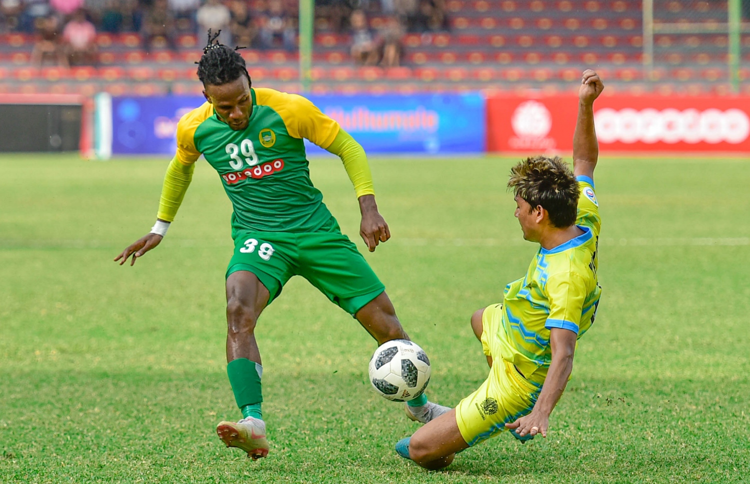 މާޒިޔާގެ ފޯވާޑް ކޯނޭ (ވ) އަތުން ބޯޅަ ހޯދަން އަބަހާނީގެ ކުޅުންތެރިޔަކު ޓެކްލްކުރަނީ. --ފޮޓޯ: ނިޝާން އަލީ/ މިހާރު