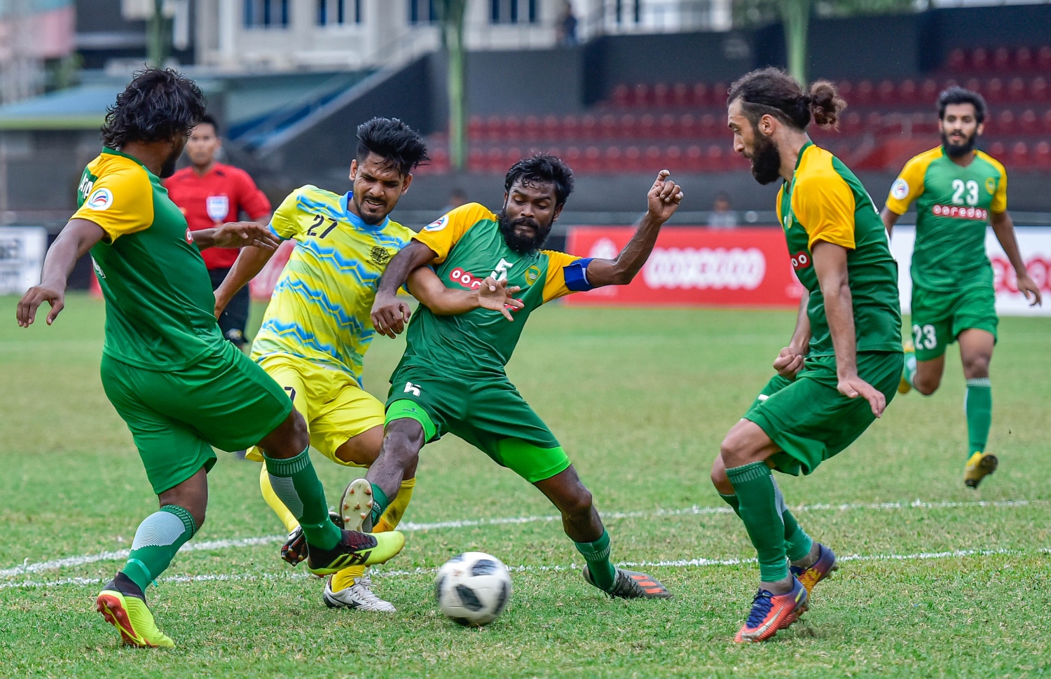 އަބަހާނީގެ ކުޅުންތެރިޔެއްގެ އަތުން ބޯޅަ ހޯދަން މާޒިޔާގެ ކެޕްޓަން އިރޭ (ކ-2) އާއި އެންޑީ (ވ) މަސައްކަތްކުރާއިރު އެ ޓީމުގެ އަފްގާނިސްތާން ޑިފެންޑަރު ޝާރިފް (ކ) ސަމާލުވެގެން. --ފޮޓޯ: ނިޝާން އަލީ/ މިހާރު