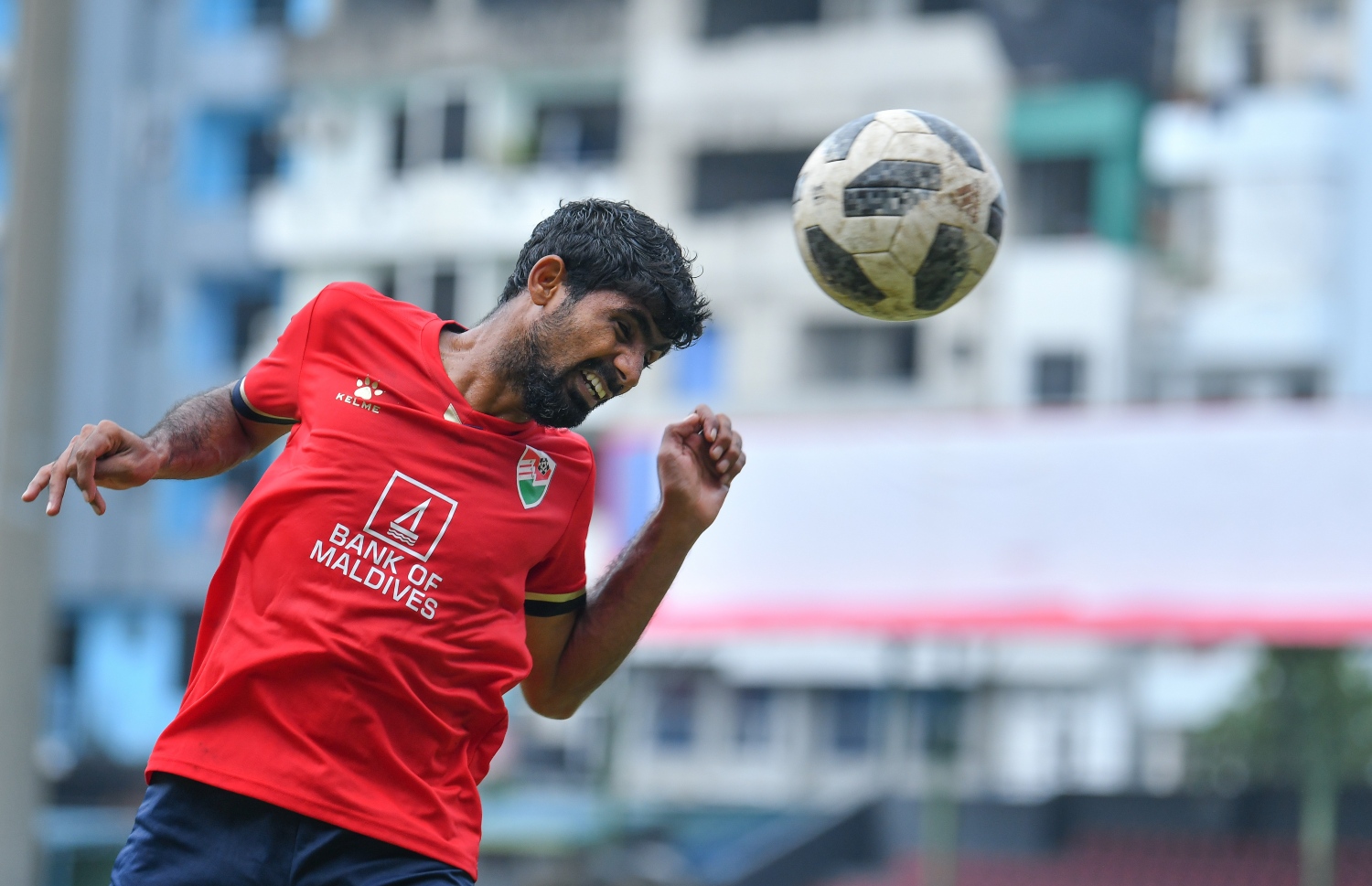 ގައުމީ ޓީމުގެ ޕްރެކްޓިހުގެ ތެރެއިން ސައްޓު ބޮލުން ބޯޅަ ފޮނުވާލަނީ. -- ފޮޓޯ: ނިޝާން އަލީ/ މިހާރު