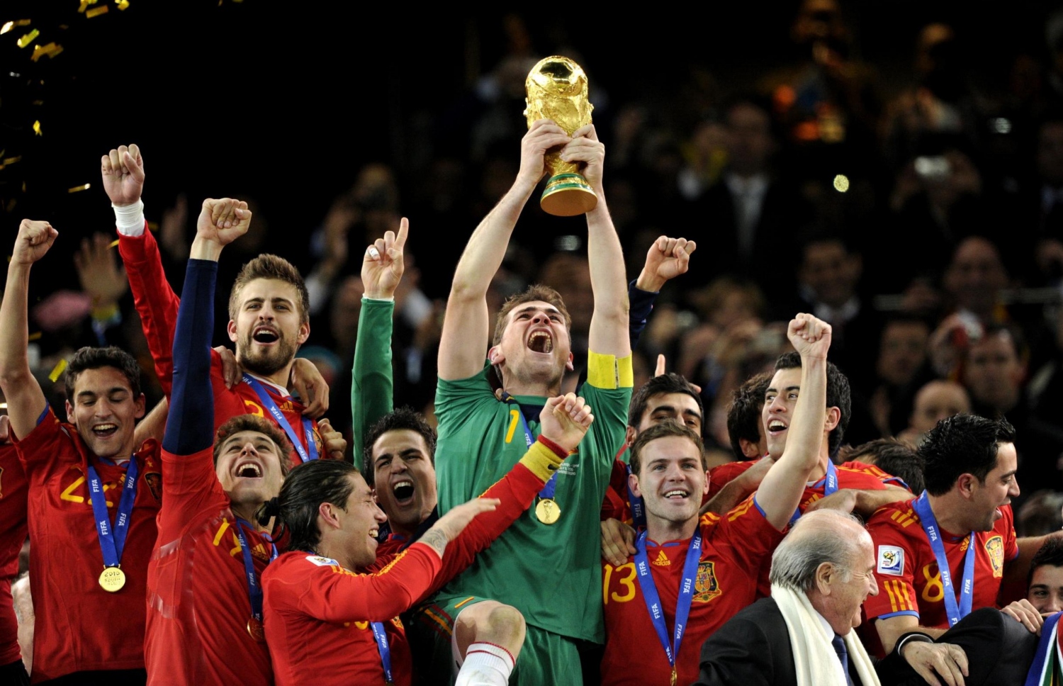 ކަސިއަސް 2010 ވަނަ އަހަރުގެ ވޯލްޑް ކަޕް ތަށި އުފުލާލައިގެން.-- ފޮޓޯ: އޭއެފްޕީ