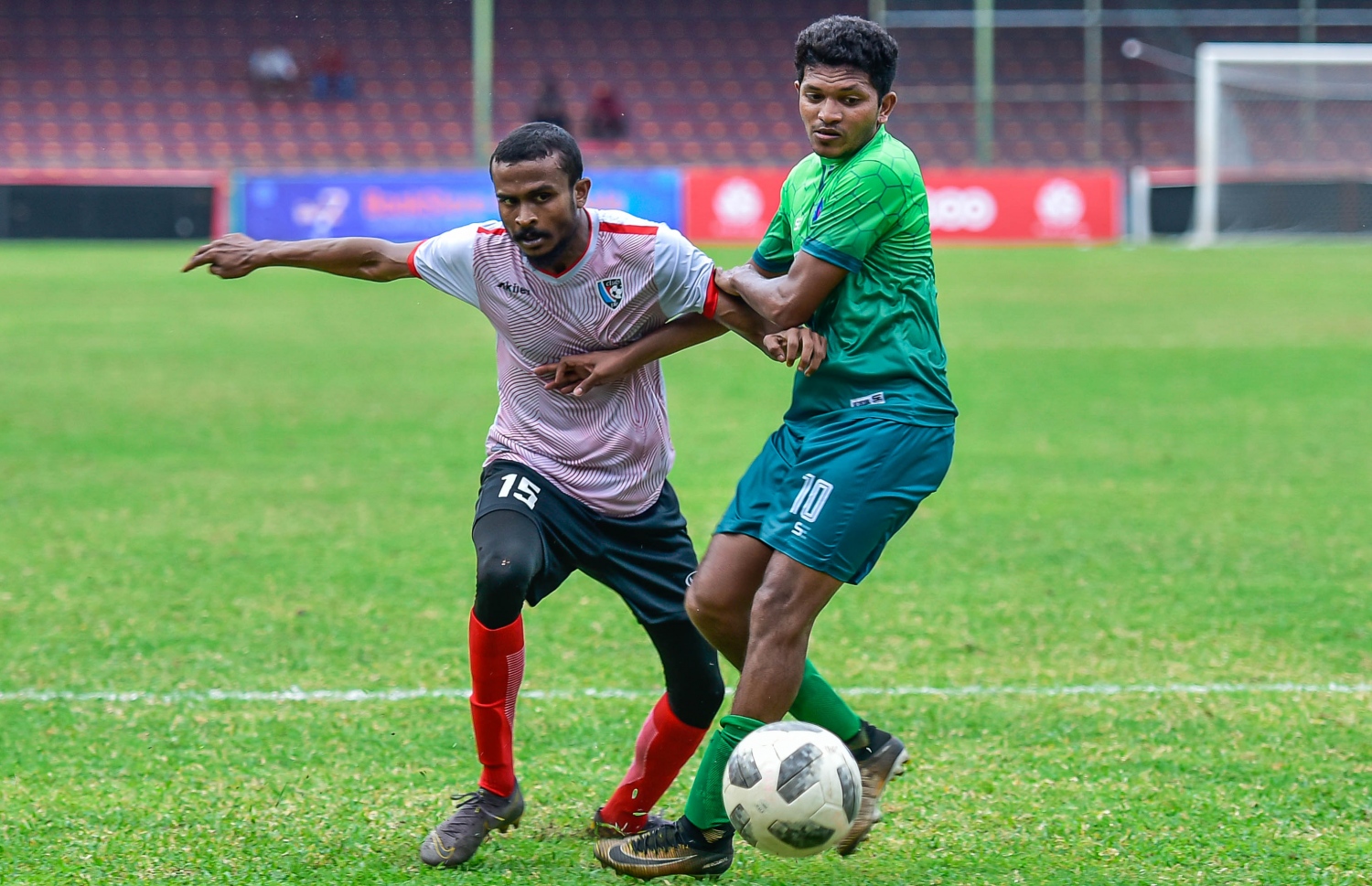 މިއަދު ހަވީރު ސުޕަ ސްޕޯޓްސް އާއި ޕީކޭ ކުޅުނު ފުރަތަމަ ސެމީ ފައިނަލް މެޗުގެ ތެރެއިން.-- ފޮޓޯ: އަހުމަދު އަވްޝަން އިލްޔާސް/ މިހާރު