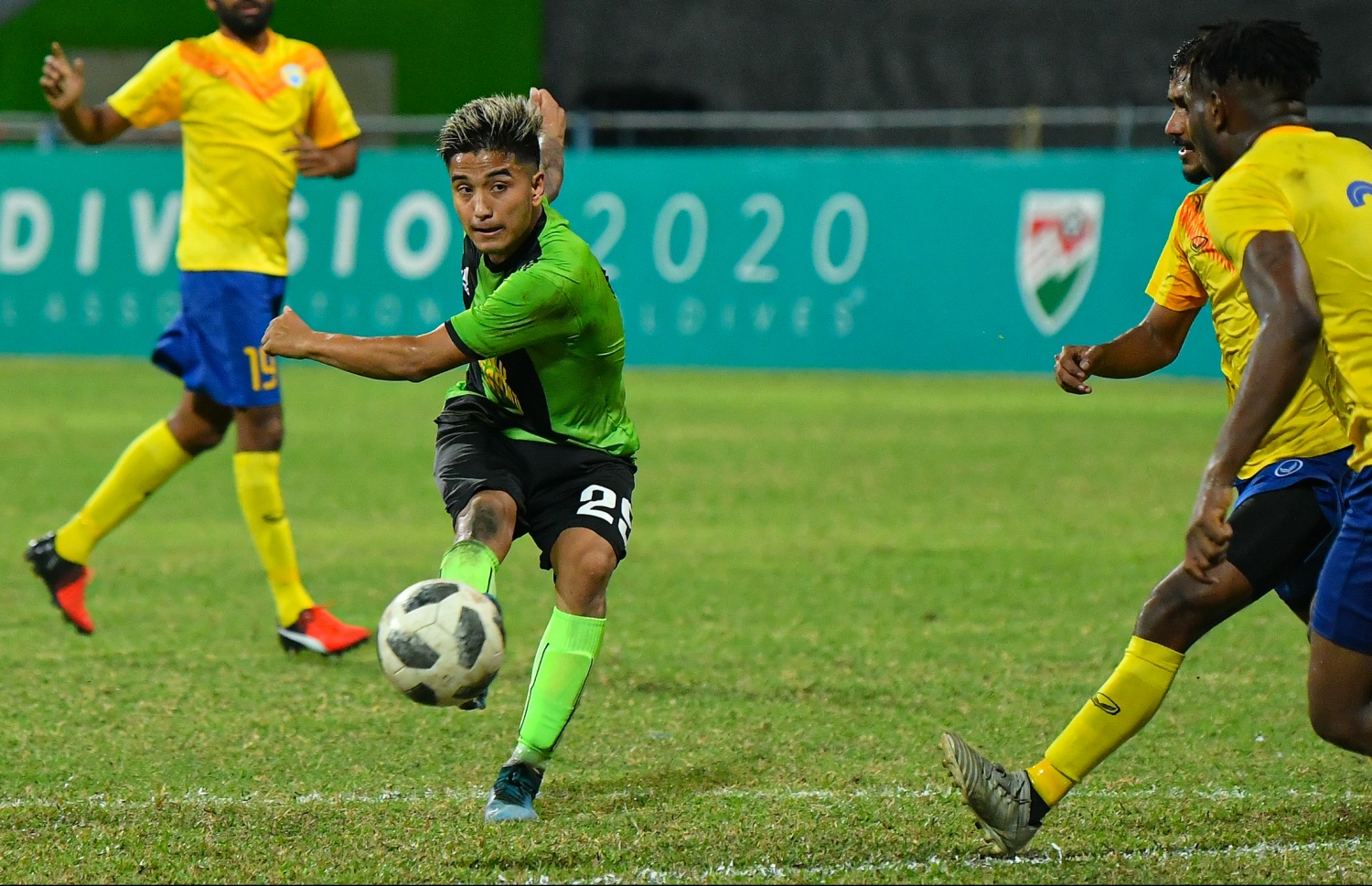 ޖޭޖޭގެ ނޭޕާލް ކުޅުންތެރިޔާ އަބިޝޭކް ބޯޅަ ފޮނުވާލަނީ.-- ފޮޓޯ: ހުސެއިން ވަހީދު/ މިހާރު