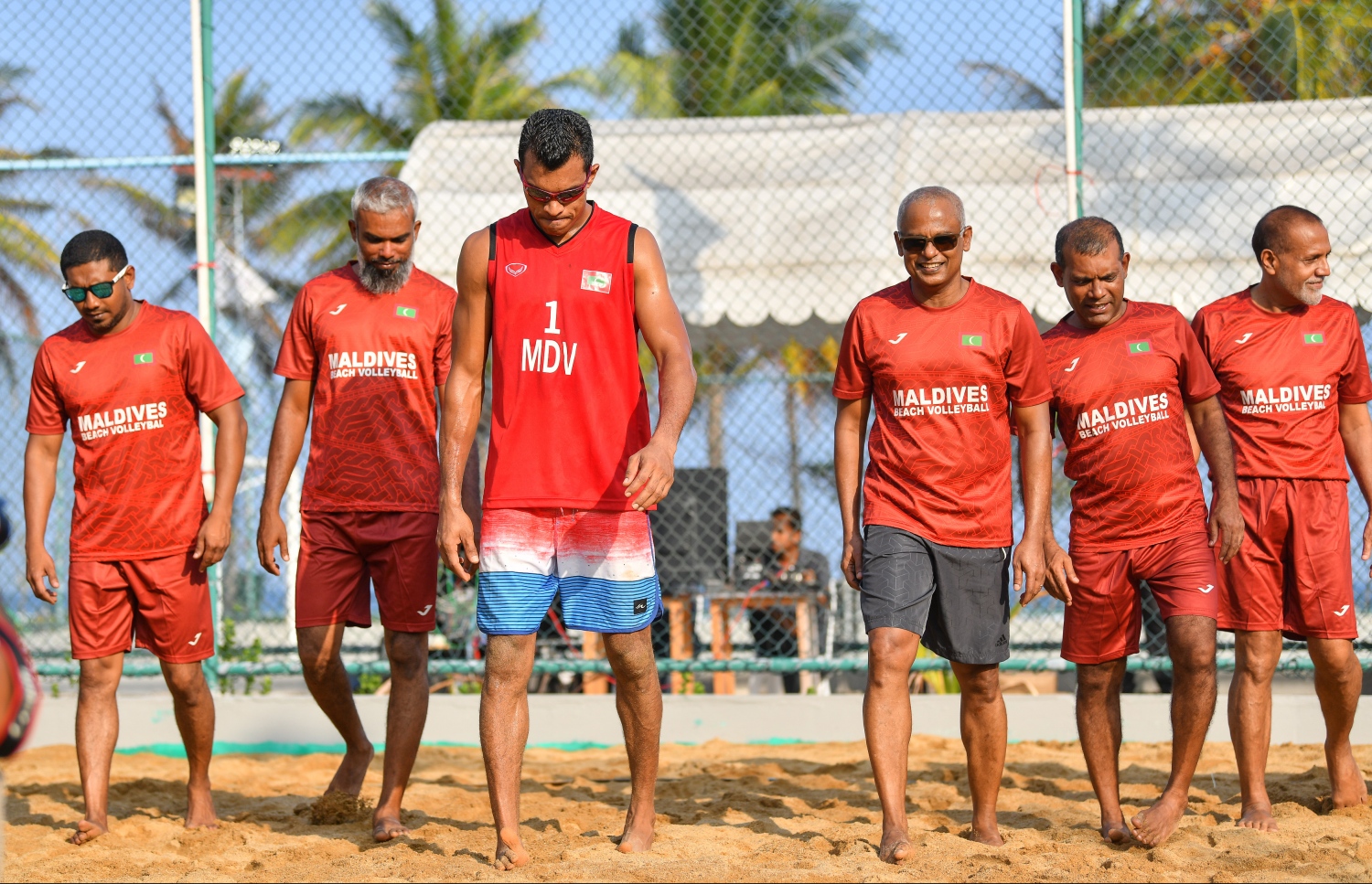 ހުޅުމާލޭގެ ބީޗްވޮލީ ކޯޓު ހުޅުވުމަށް ބޭއްވި ރަސްމިއްޔާތުގައި (ކ-ވ) ރައްޔިތުން މަޖިލީހުގެ ރައީސް މުހައްމަދު ނަޝީދު، ރައީސް އިބްރާހިމް މުހައްމަދު ސޯލިހު، ބީޗް ވޮލީ ކުޅުންތެރިޔާ ޝިއުނާޒް، ސްޕޯޓްސް މިނިސްޓަރު މަހުލޫފް --. ފޮޓޯ ނިޝާން އަލީ/މިހާރު