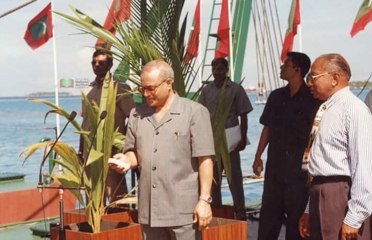 ހުޅުމާލޭގެ ފަޅު ހިއްކުމުގެ މަޝްރޫއު އޮކްޓޫބަރު 16، 1997 ގައި އޭރުގެ ރައީސް މައުމޫން ފައްޓަވާއިރު، އެ މަނިކުފާނުގެ އަރިހުގައި އެ މަޝްރޫއުގެ އެއް މޭސްތިރިޔާ އުމަރު ޒާހިރު