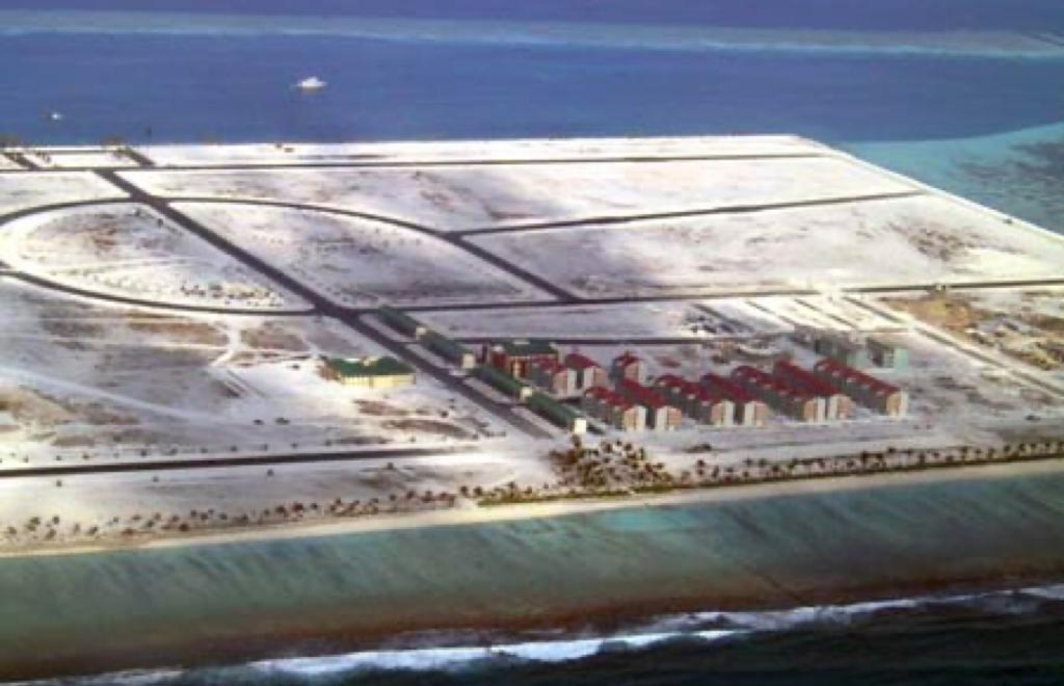 ހުޅުމާލޭގެ ފުރަތަމަ ފިޔަވައހީގައި ހިއްކާފައިވާ ސަރަހައދެއް އަދި އެ ބިމުގައި އިމާރާތްކުރި ފުރަތަމަ ފްލެޓްތައް.