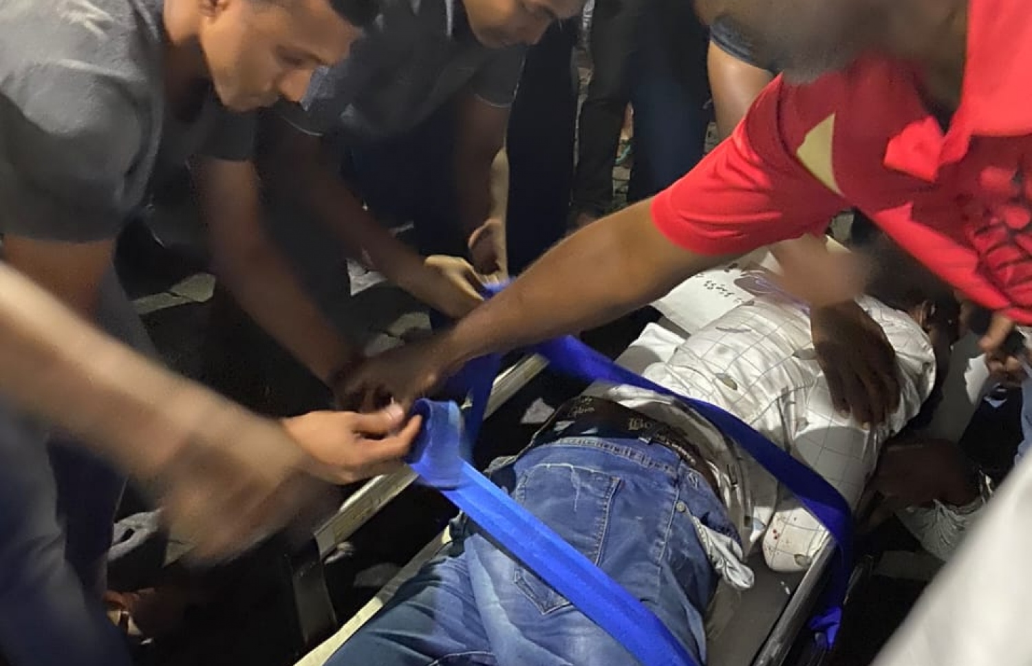 ގަސްދުގައި ސައިކަލެއްގައި ޖެއްސި ޒުވާނާ ރޭ ހޮސްޕިޓަލަށް ގެންދަނީ.