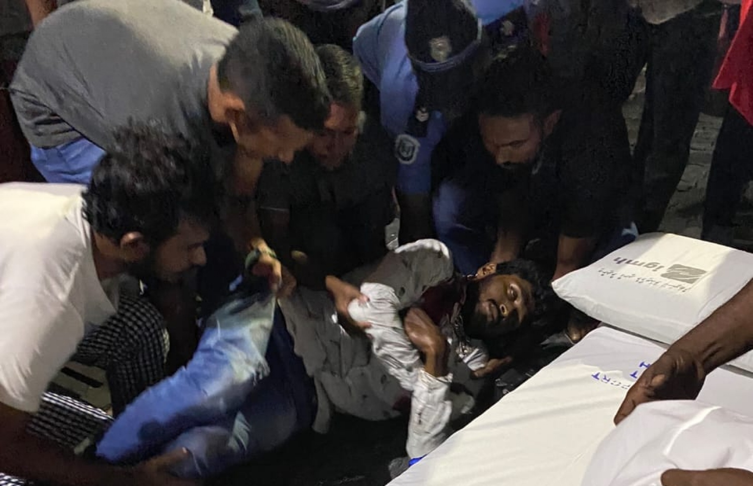 ގަސްދުގައި ސައިކަލެއްގައި ޖެއްސި ޒުވާނާ ރޭ ހޮސްޕިޓަލަށް ގެންދަނީ.