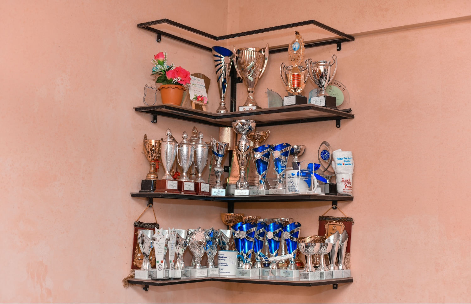 ޝާއިނަށް ލިބިފައި ހުރި ބައެއް ތައްޓާއި ޓްރޮފީތައް.-- ފޮޓޯ: ނިޝާން އަލީ/ މިހާރު